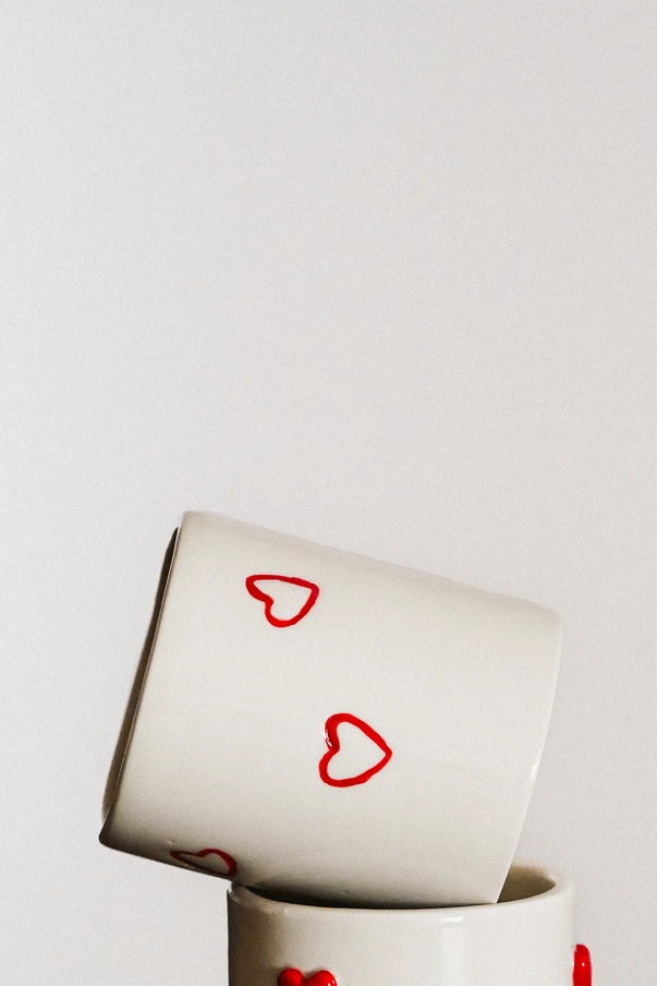 Keraminis puodelis su širdelėmis