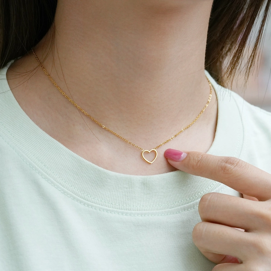 Paauksuota grandinėlė su širdelės formos pakabuku