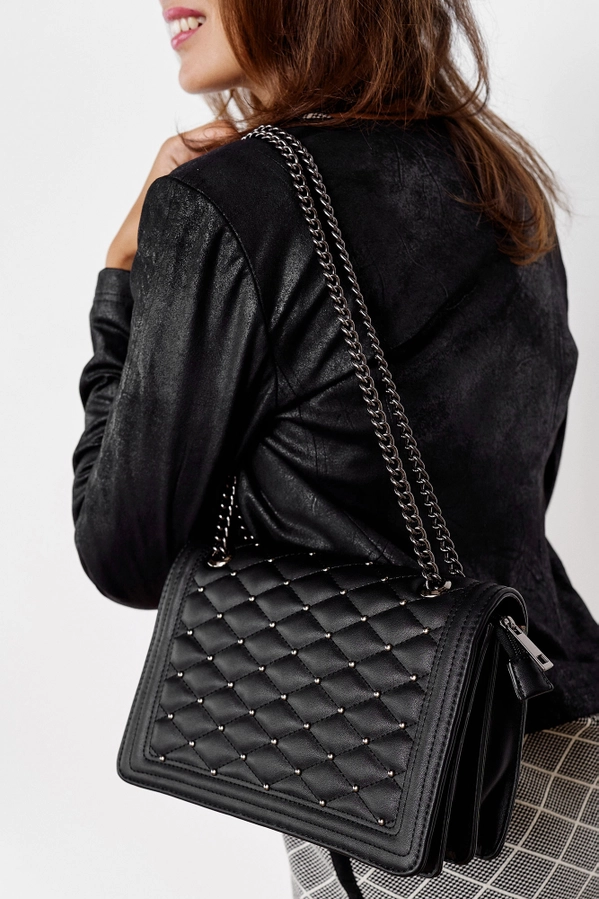 Juoda stilinga rankinė