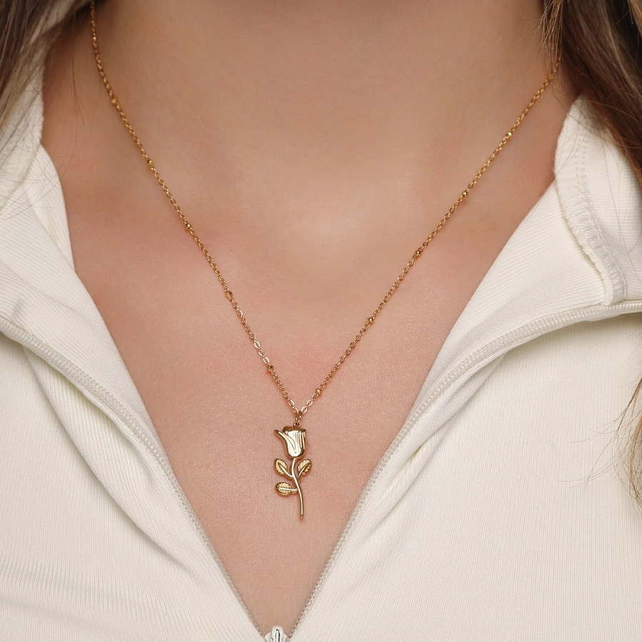 Paauksuota grandinėlė su rožės pakabuku