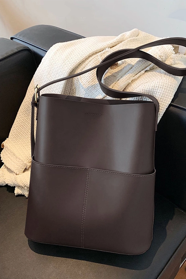 Juoda minimalistinė rankinė