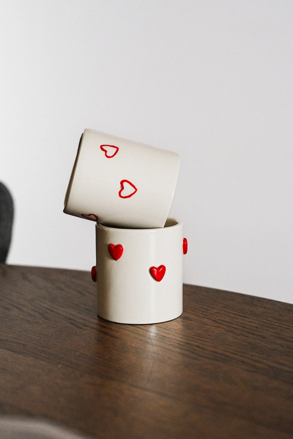 Keraminis puodelis su širdelėmis