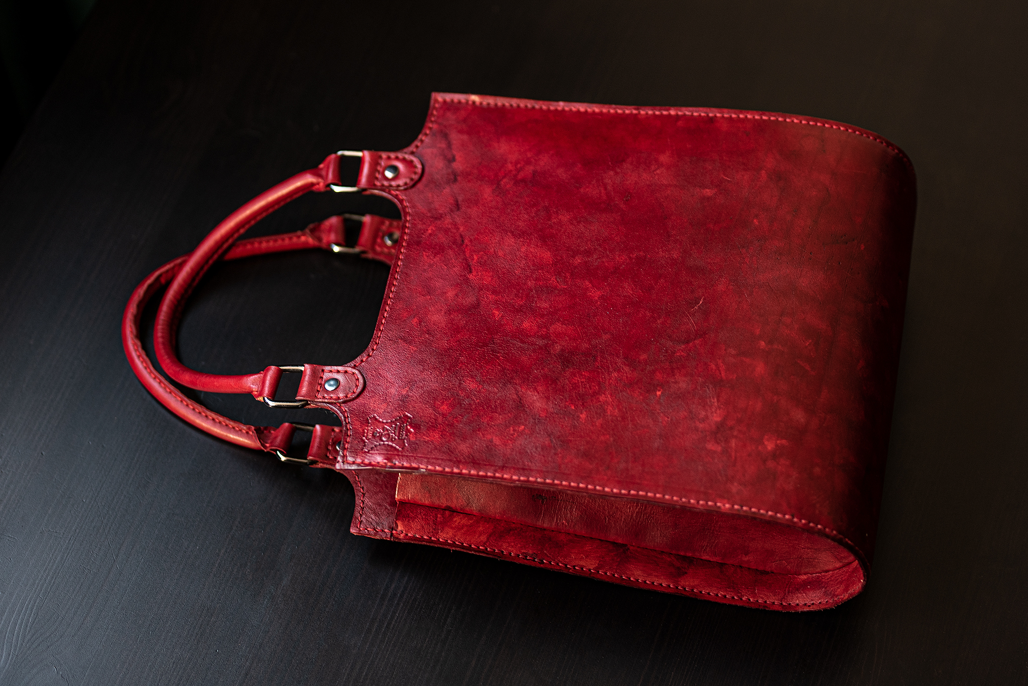 Raudona odinė rankinė