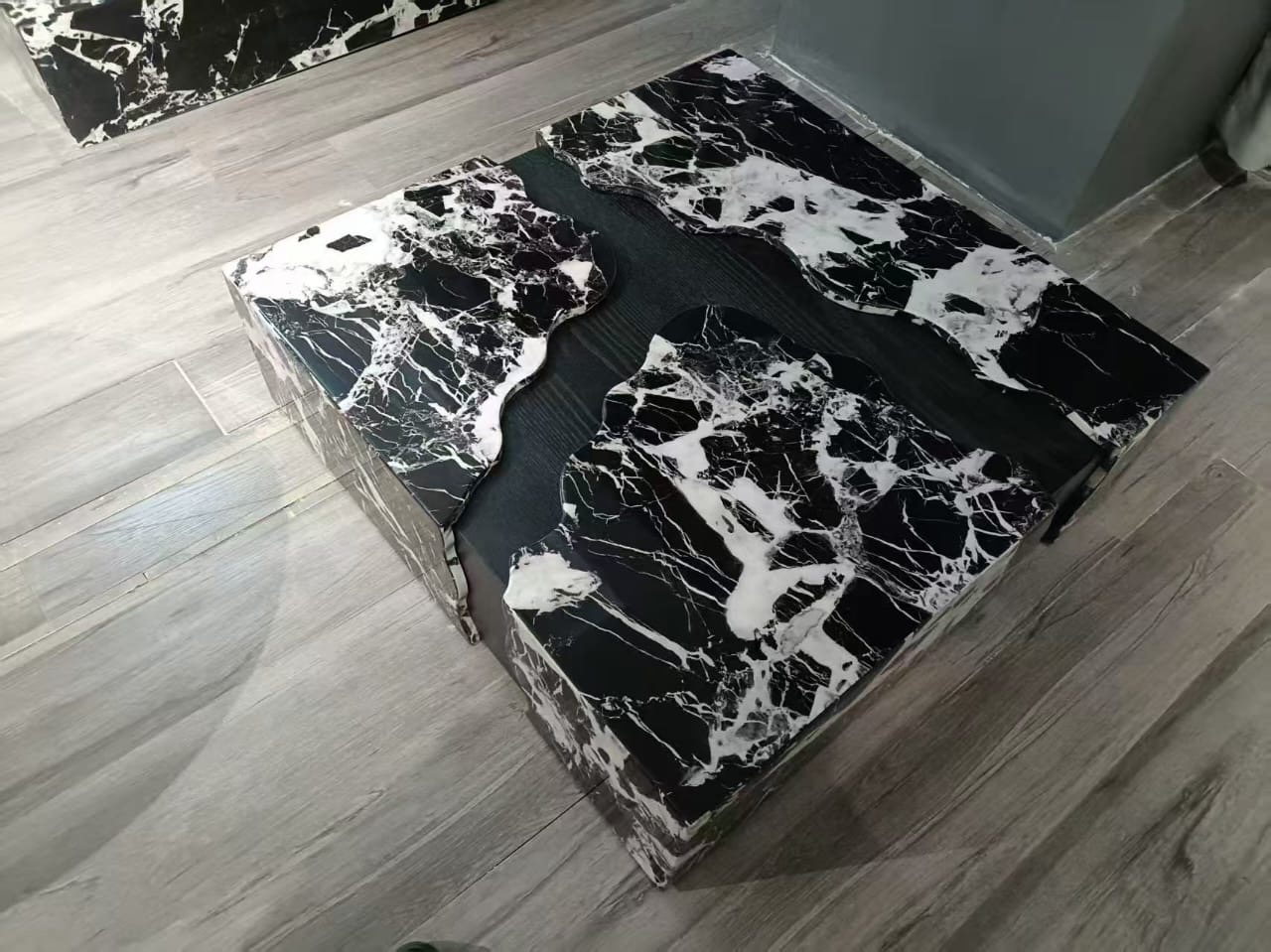 Table basse en marbre noir