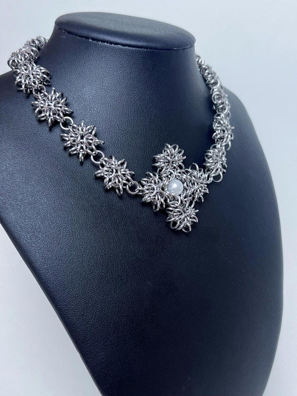 Sparkling Chaos - Collier ras-du-cou fait main en acier inoxydable et perles en acrylique blanc