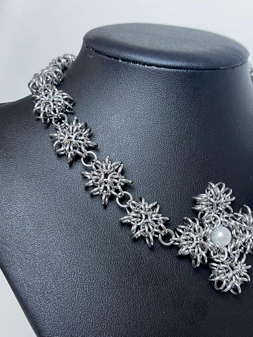 Sparkling Chaos - Collier ras-du-cou fait main en acier inoxydable et perles en acrylique blanc