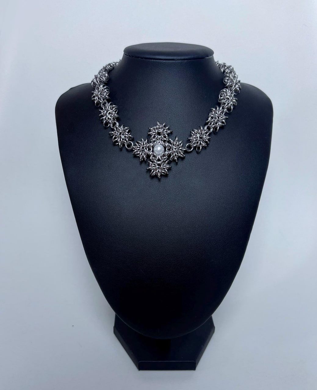 Sparkling Chaos - Collier ras-du-cou fait main en acier inoxydable et perles en acrylique blanc