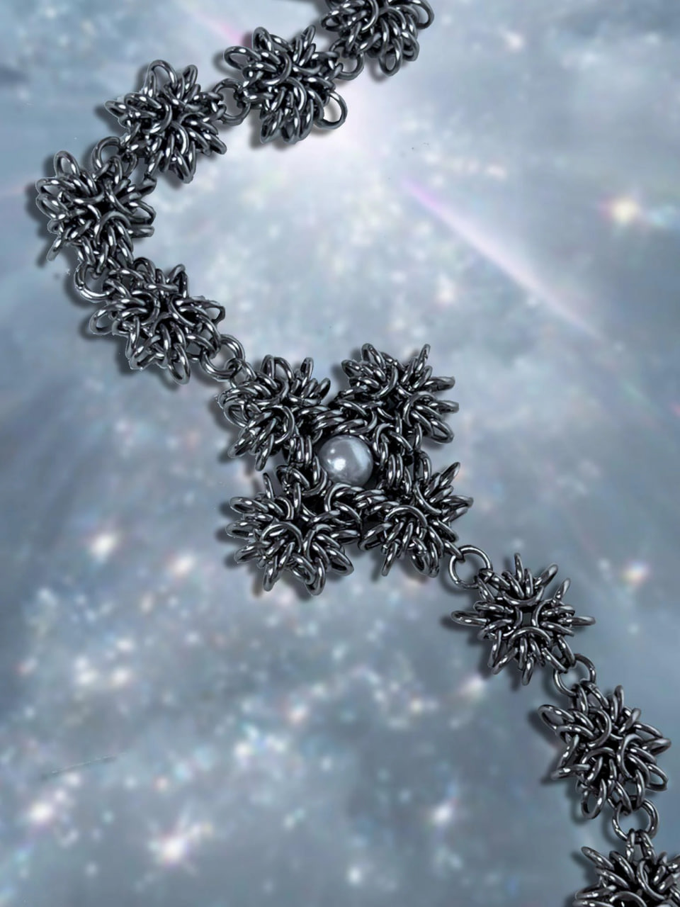 Sparkling Chaos - Collier ras-du-cou fait main en acier inoxydable et perles en acrylique blanc