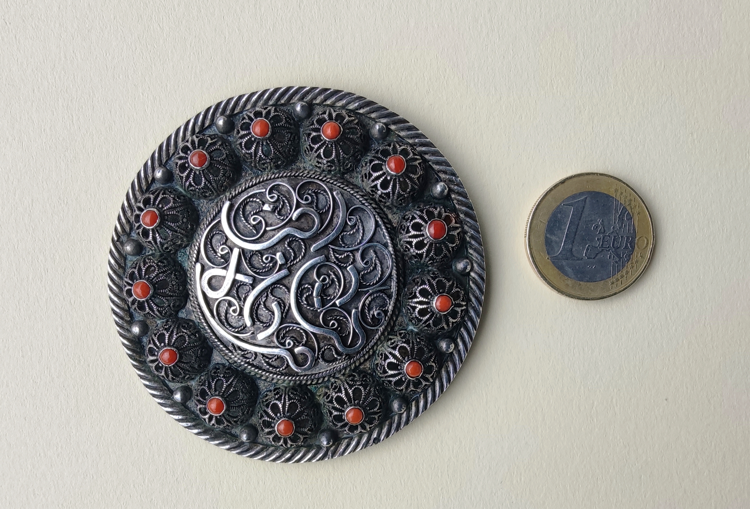 Broche ethnique ancienne en argent sertie de coraux