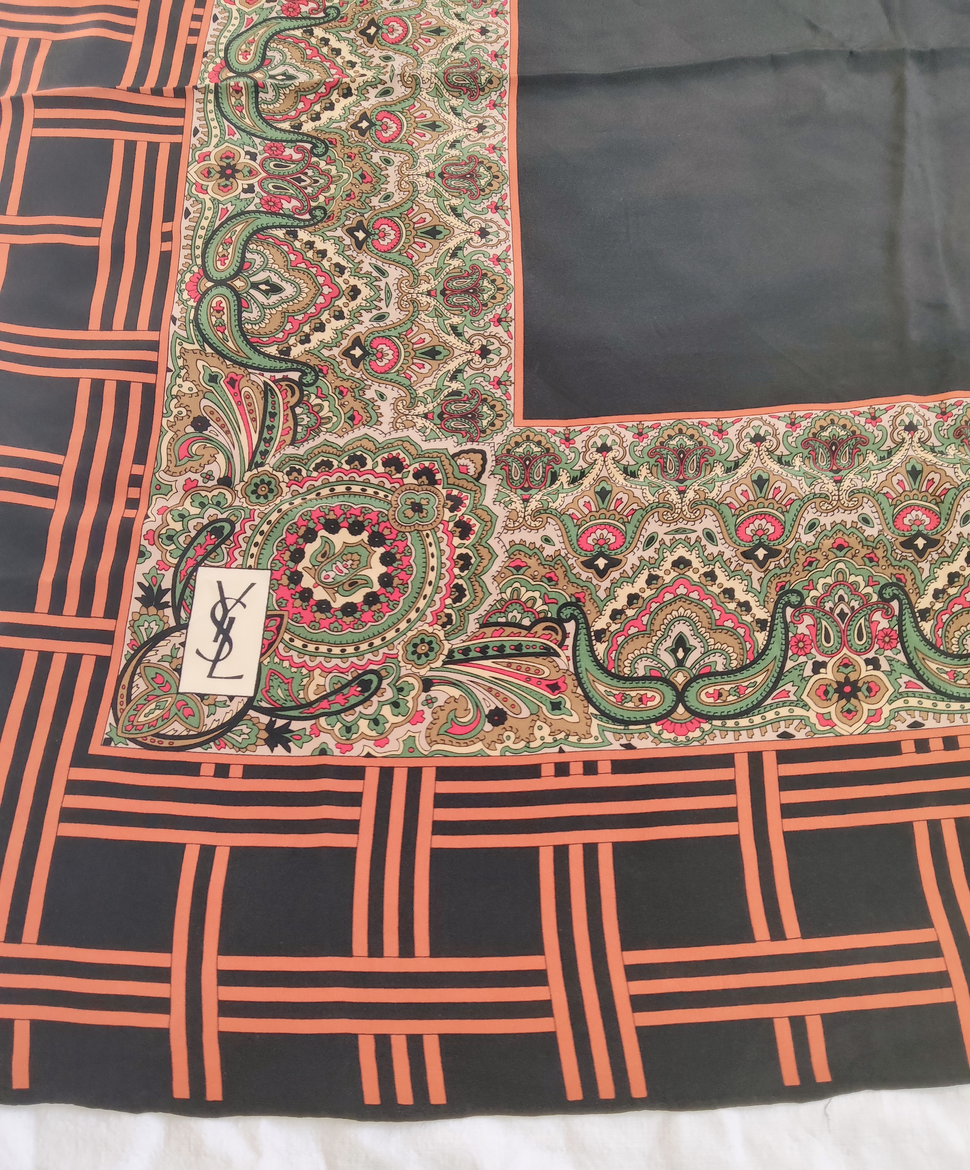 Foulard soie Yves Saint Laurent vintage YSL
