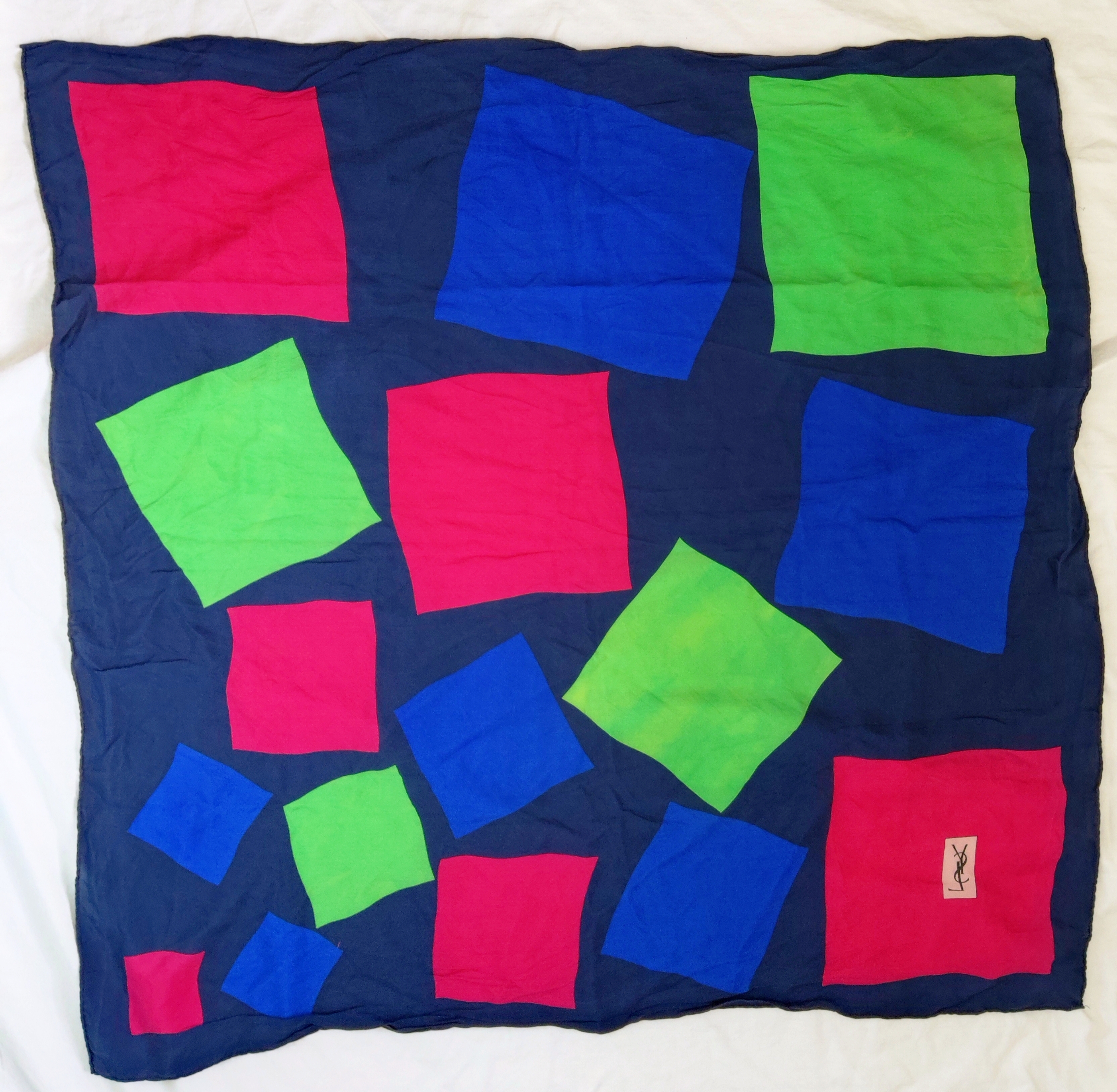 Foulard YSL en soie Yves Saint Laurent vintage 