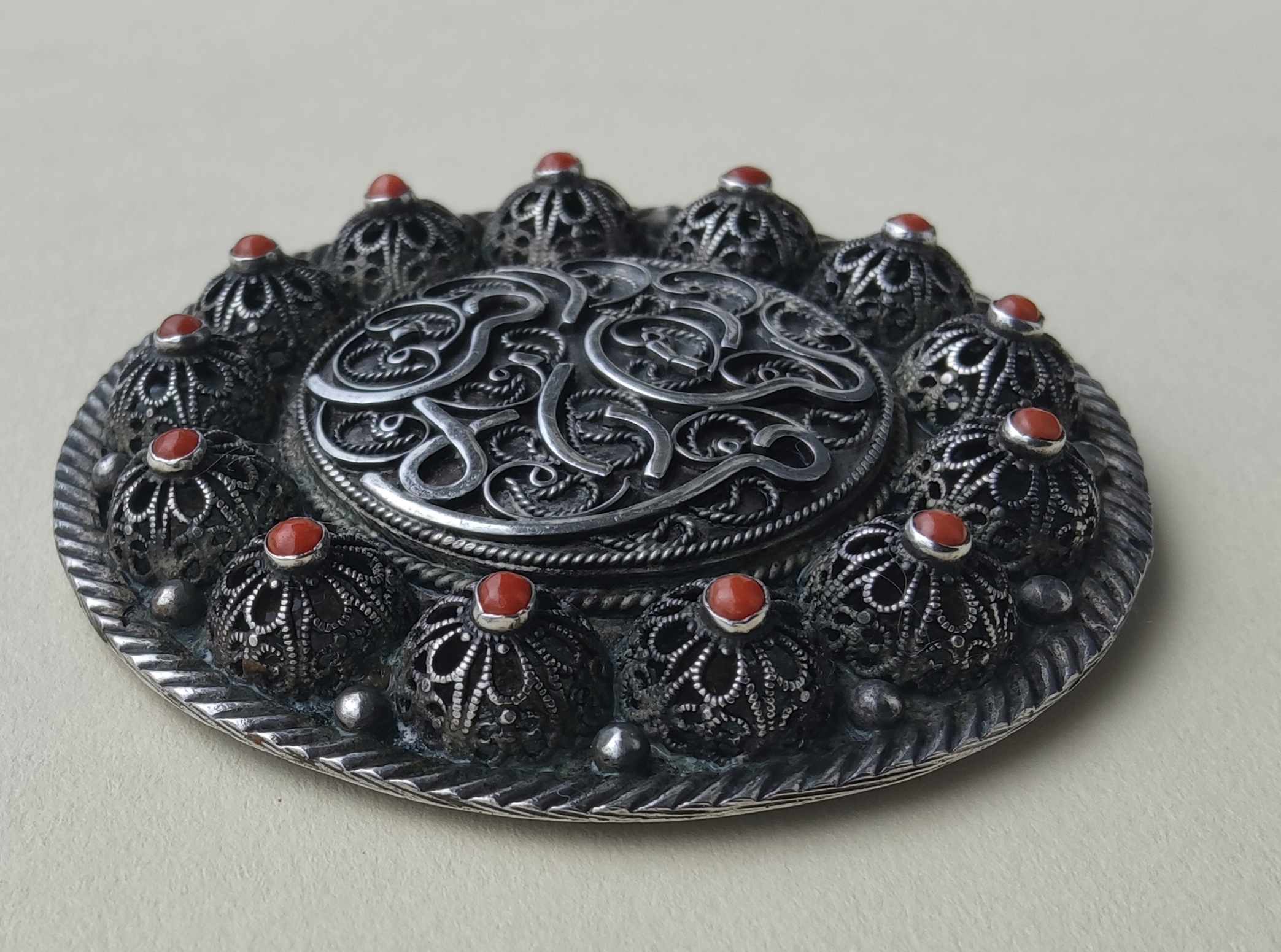 Broche ethnique ancienne en argent sertie de coraux