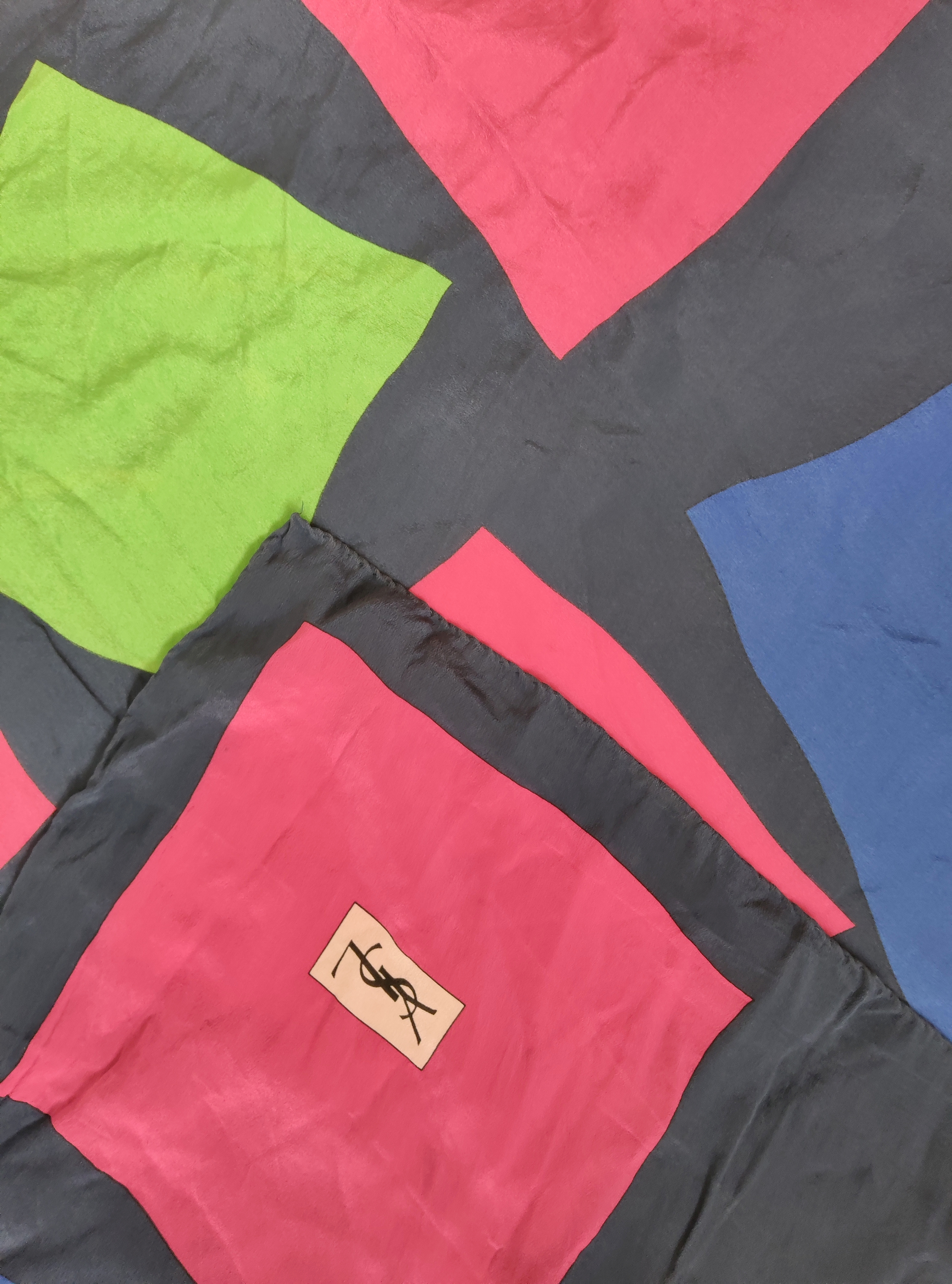 Foulard YSL en soie Yves Saint Laurent vintage 