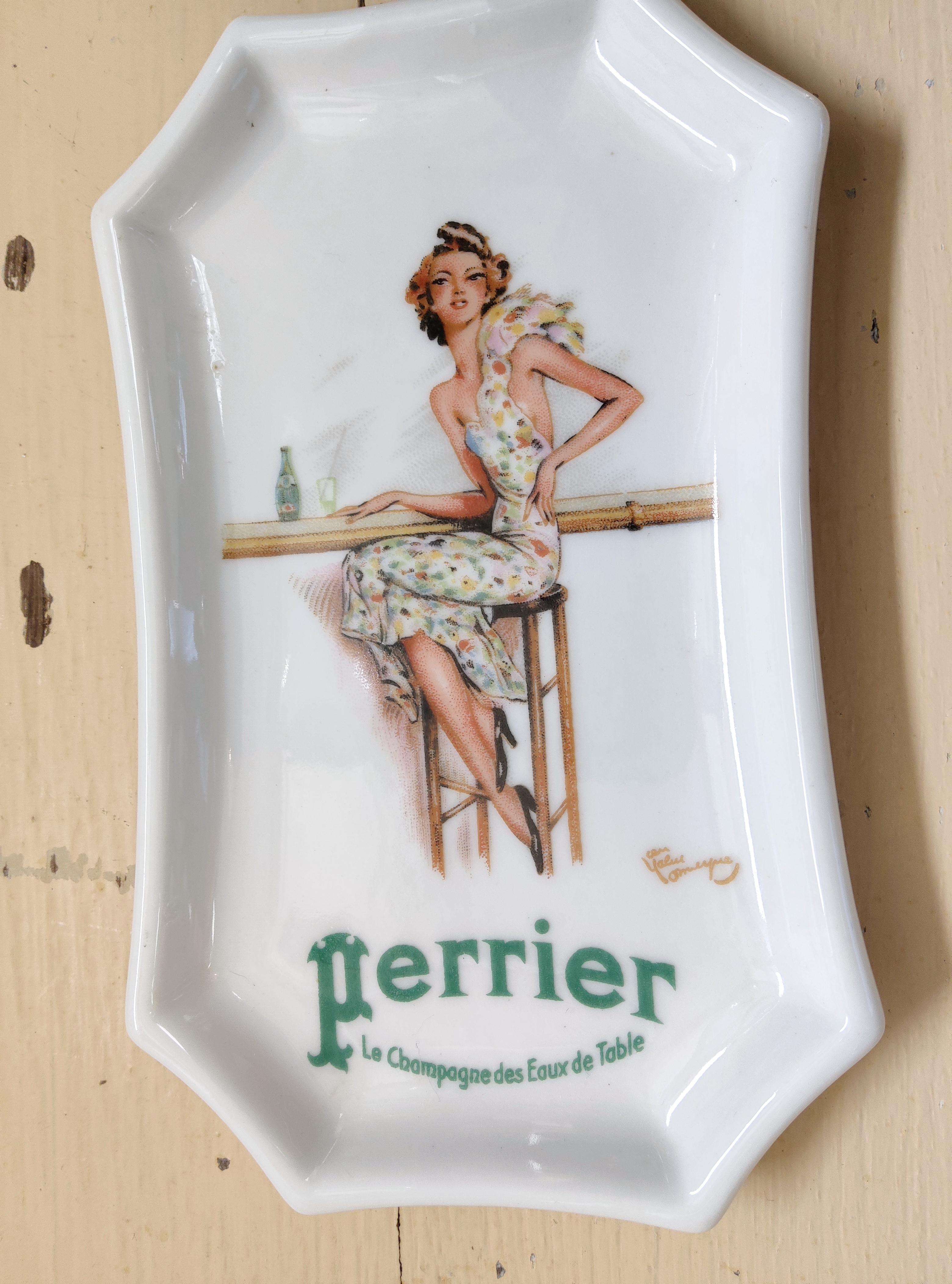 Cendrier / vide poche PERRIER vintage '' le champagne des eaux de table'' signé Jean Gabriel Domergues.