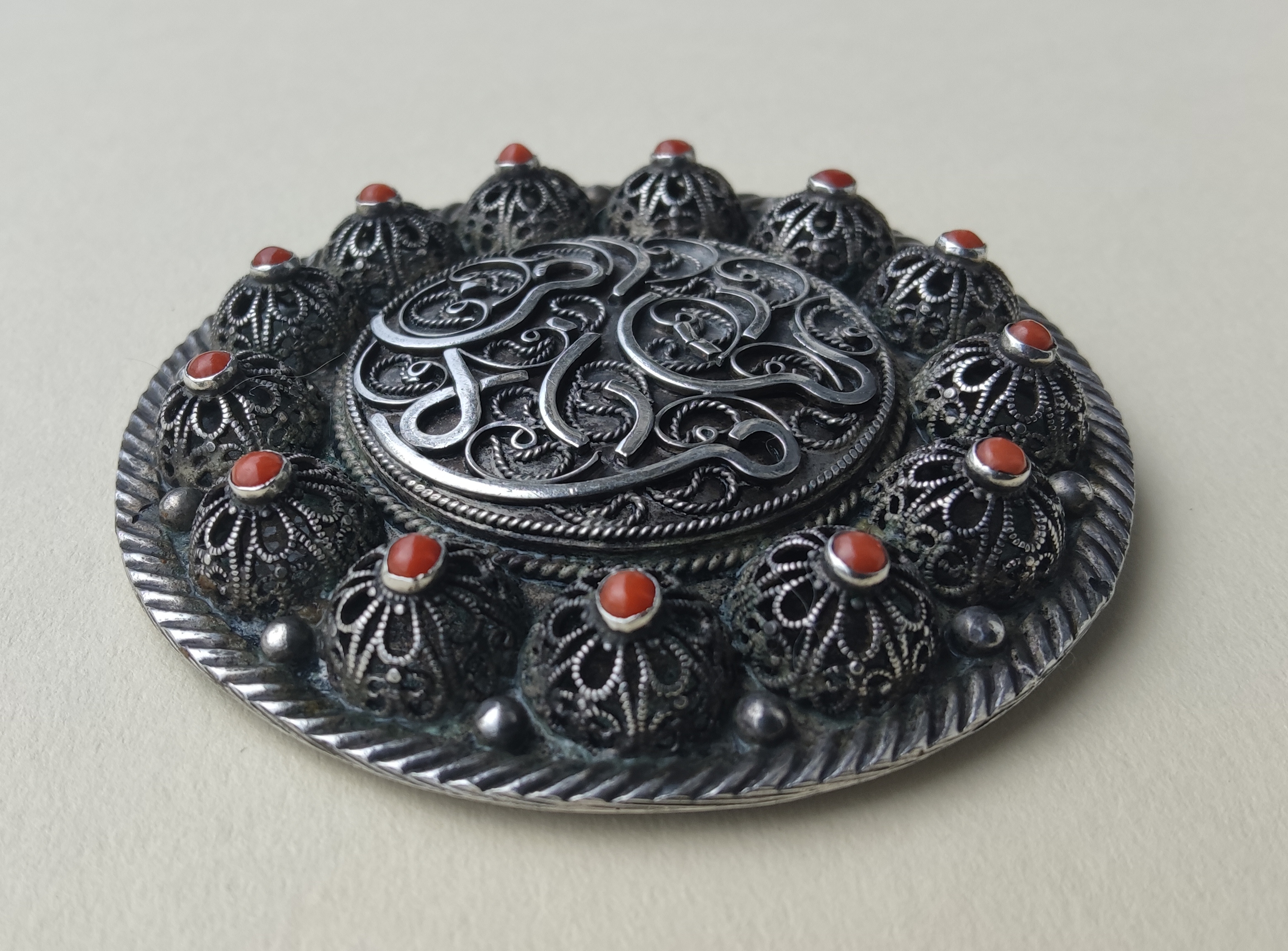 Broche ethnique ancienne en argent sertie de coraux