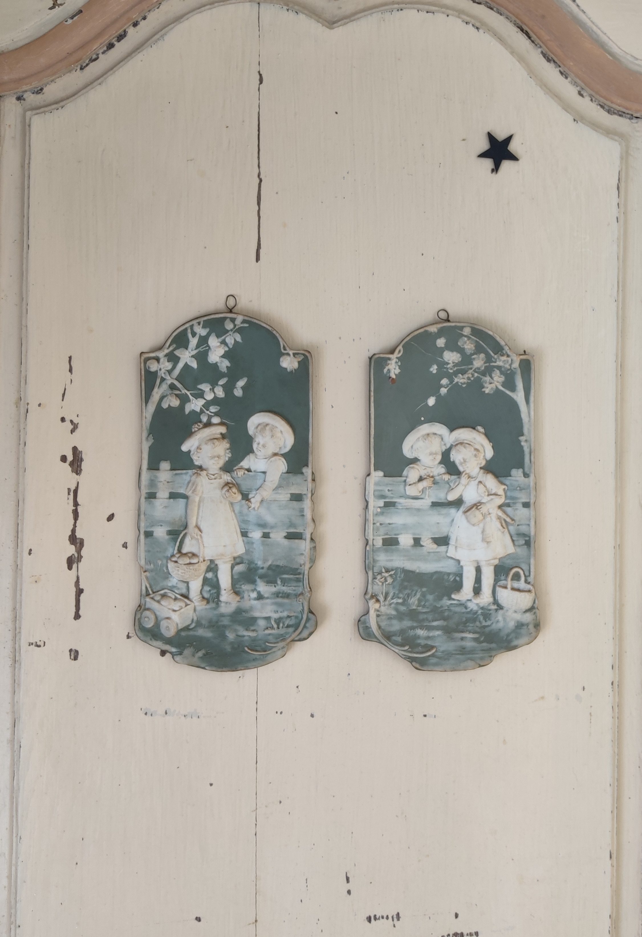 Lot 2 Médaillons en porcelaine de Thuringe anciens vers 1900