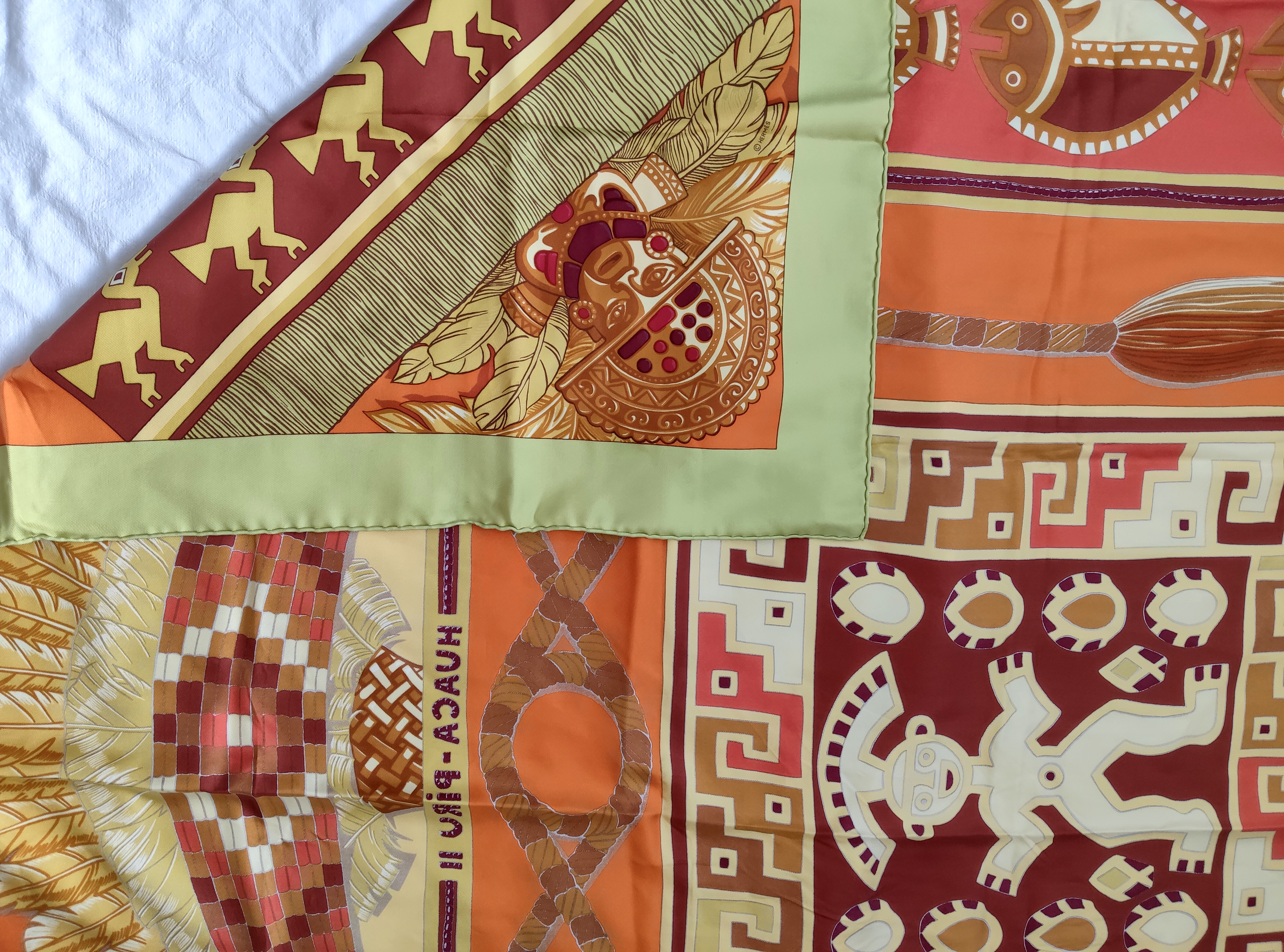 Carré Hermès 100% soie Huaca Piru orange et vert
