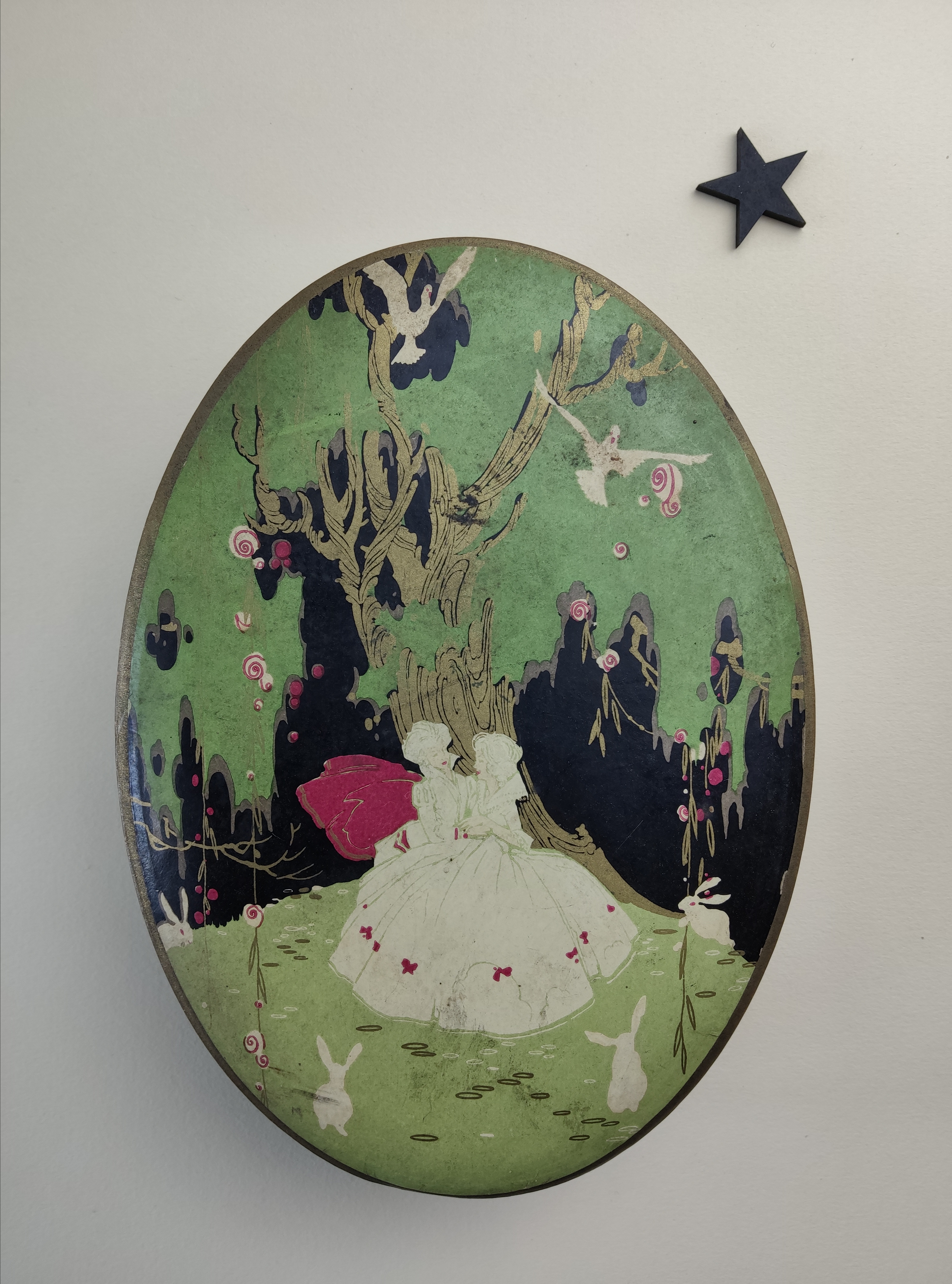 Boite en carton ancienne ovale publicitaire /bonbon/chocolat époque Art Déco