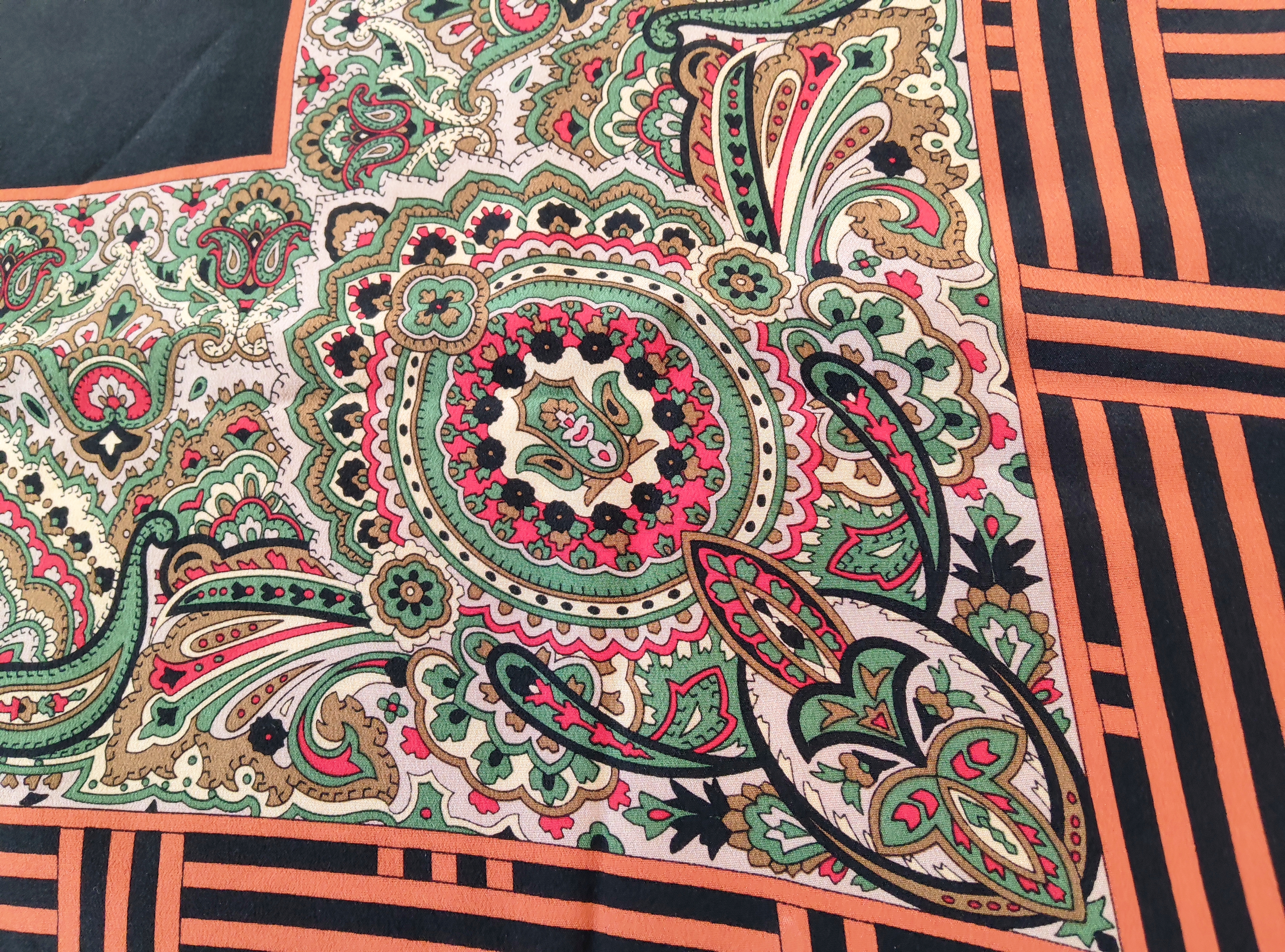 Foulard soie Yves Saint Laurent vintage YSL