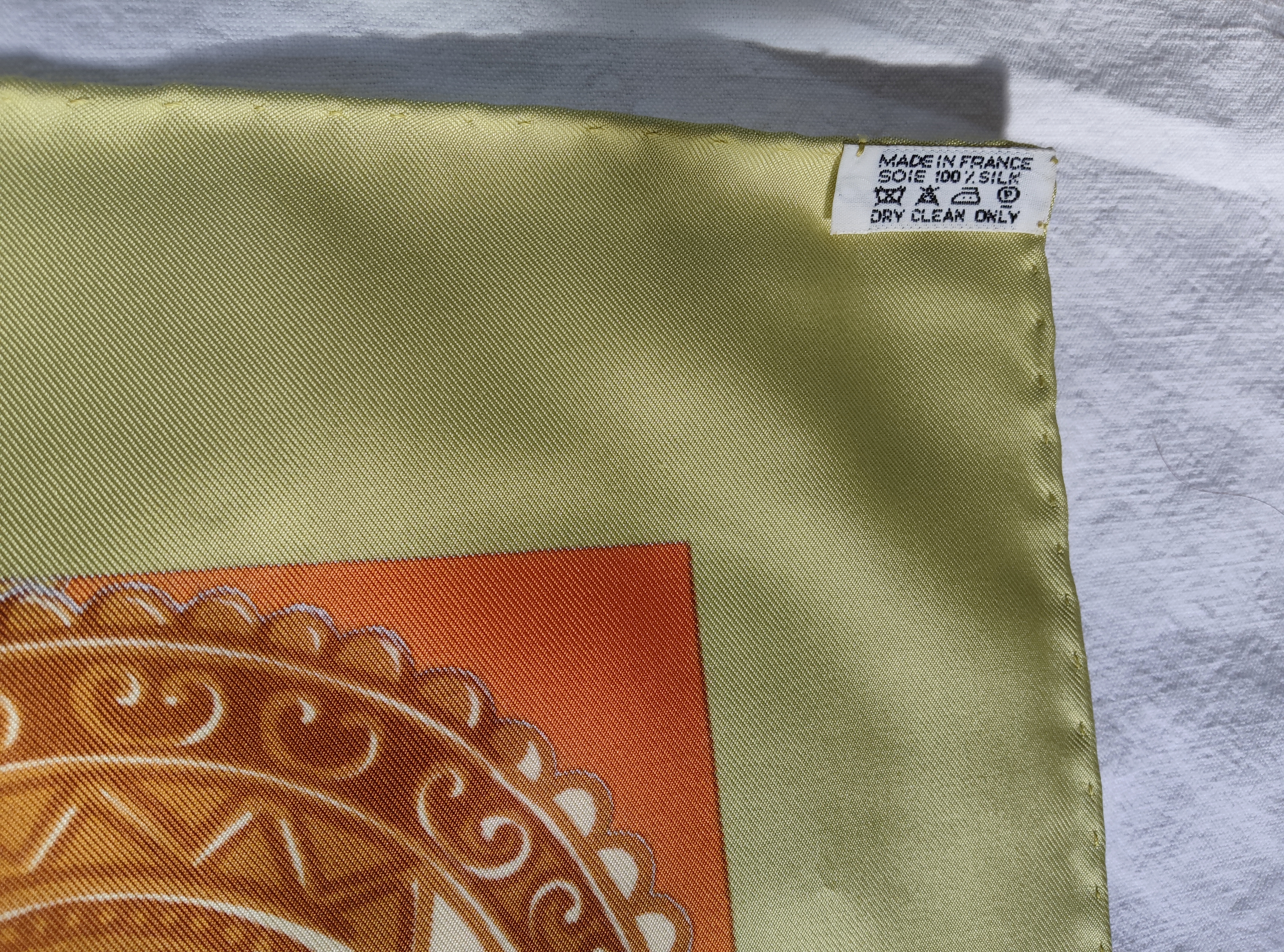 Carré Hermès 100% soie Huaca Piru orange et vert