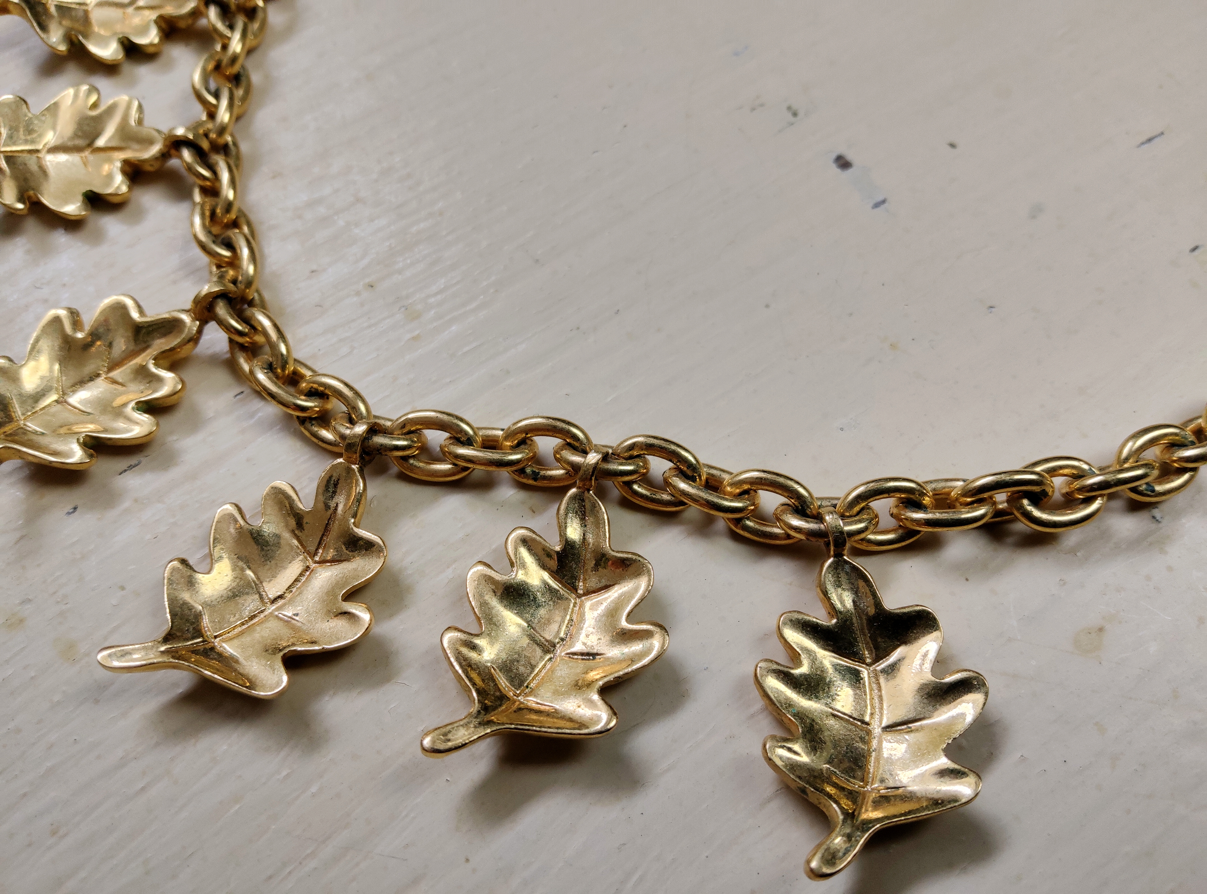 Collier breloques feuilles de chêne vintage vers 1990 Inès de la Fressange Paris