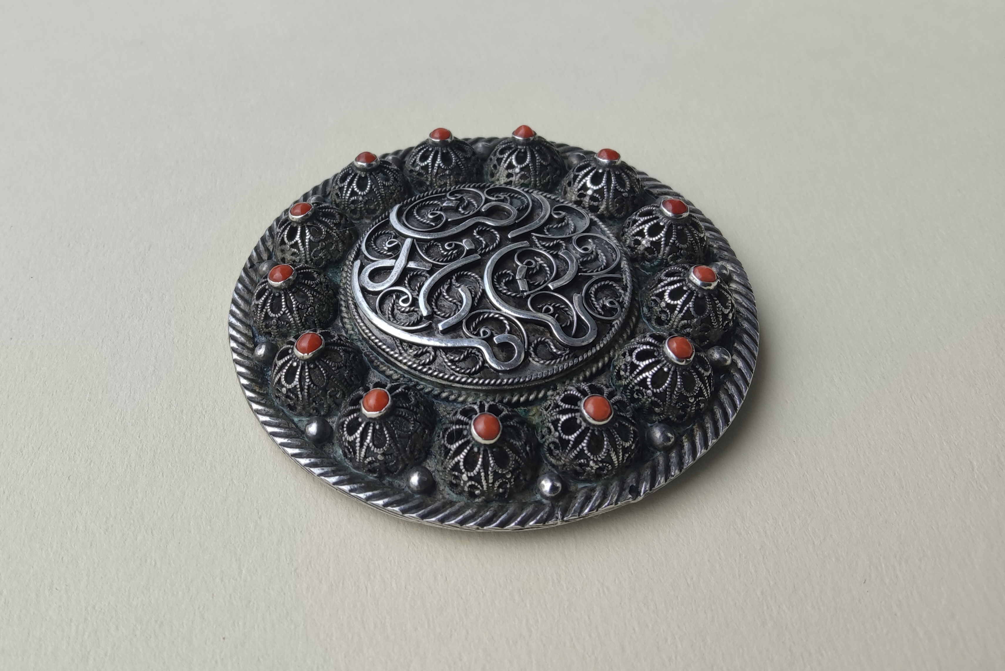 Broche ethnique ancienne en argent sertie de coraux