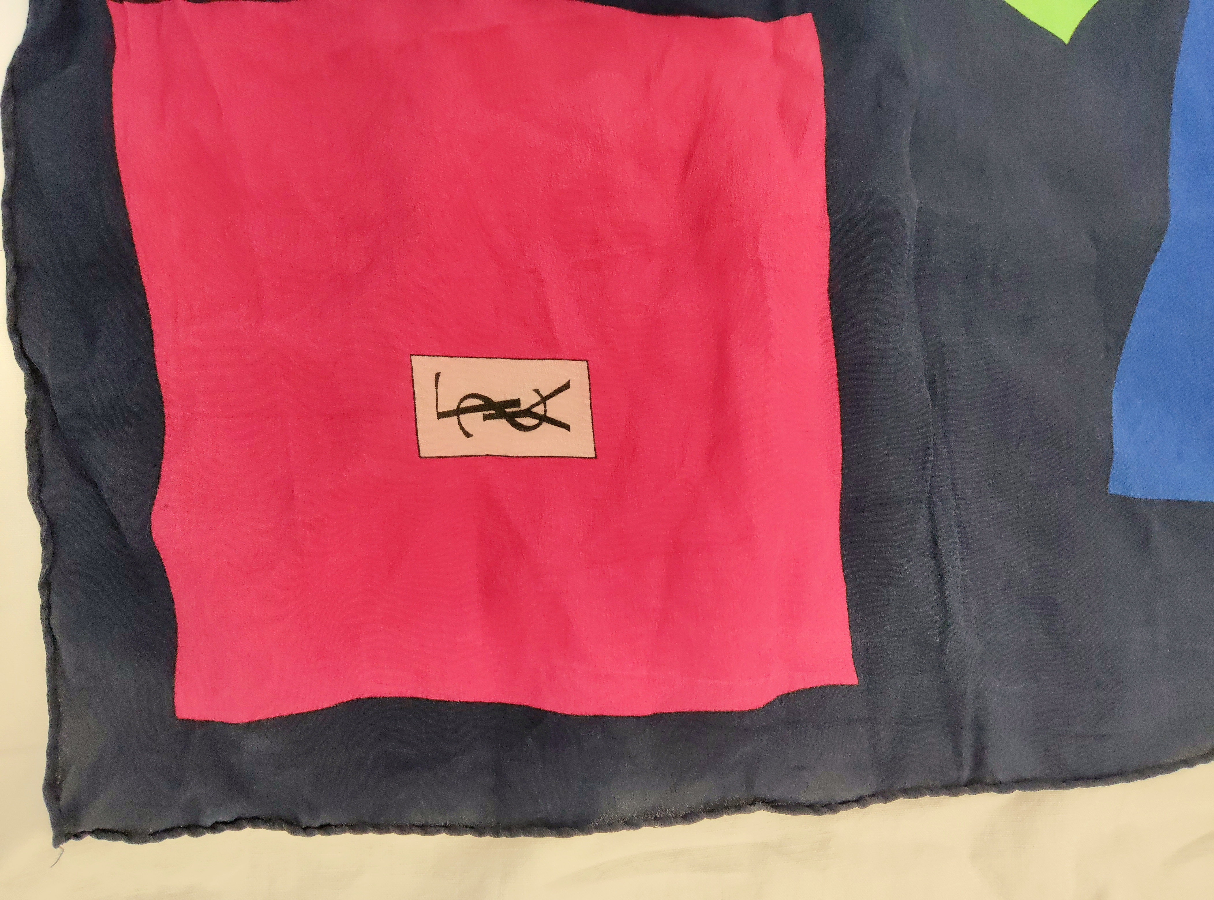 Foulard YSL en soie Yves Saint Laurent vintage 