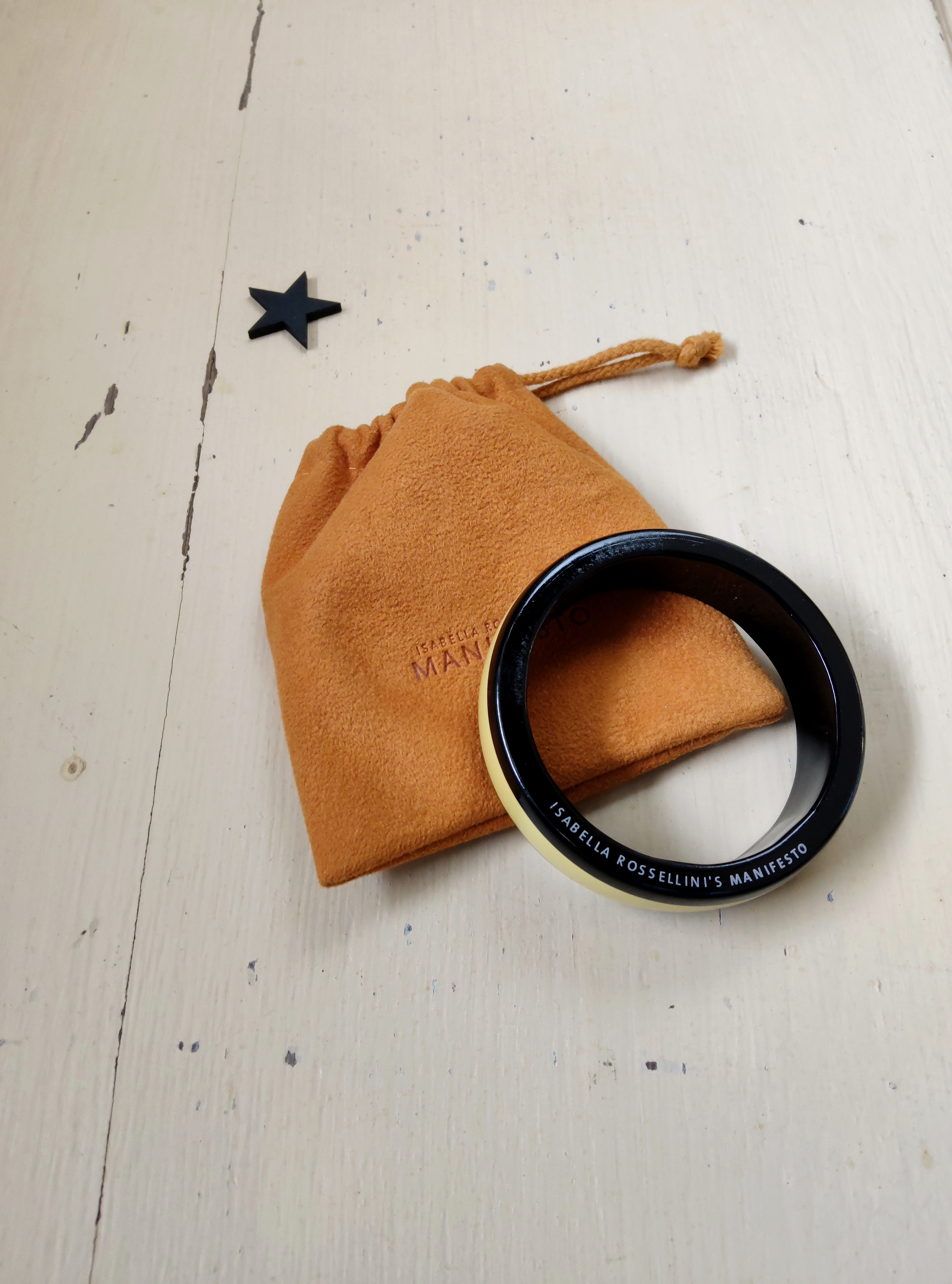 Bracelet promotionnel  vintage « Manifesto » d'Isabella Rossellini. Années 2000