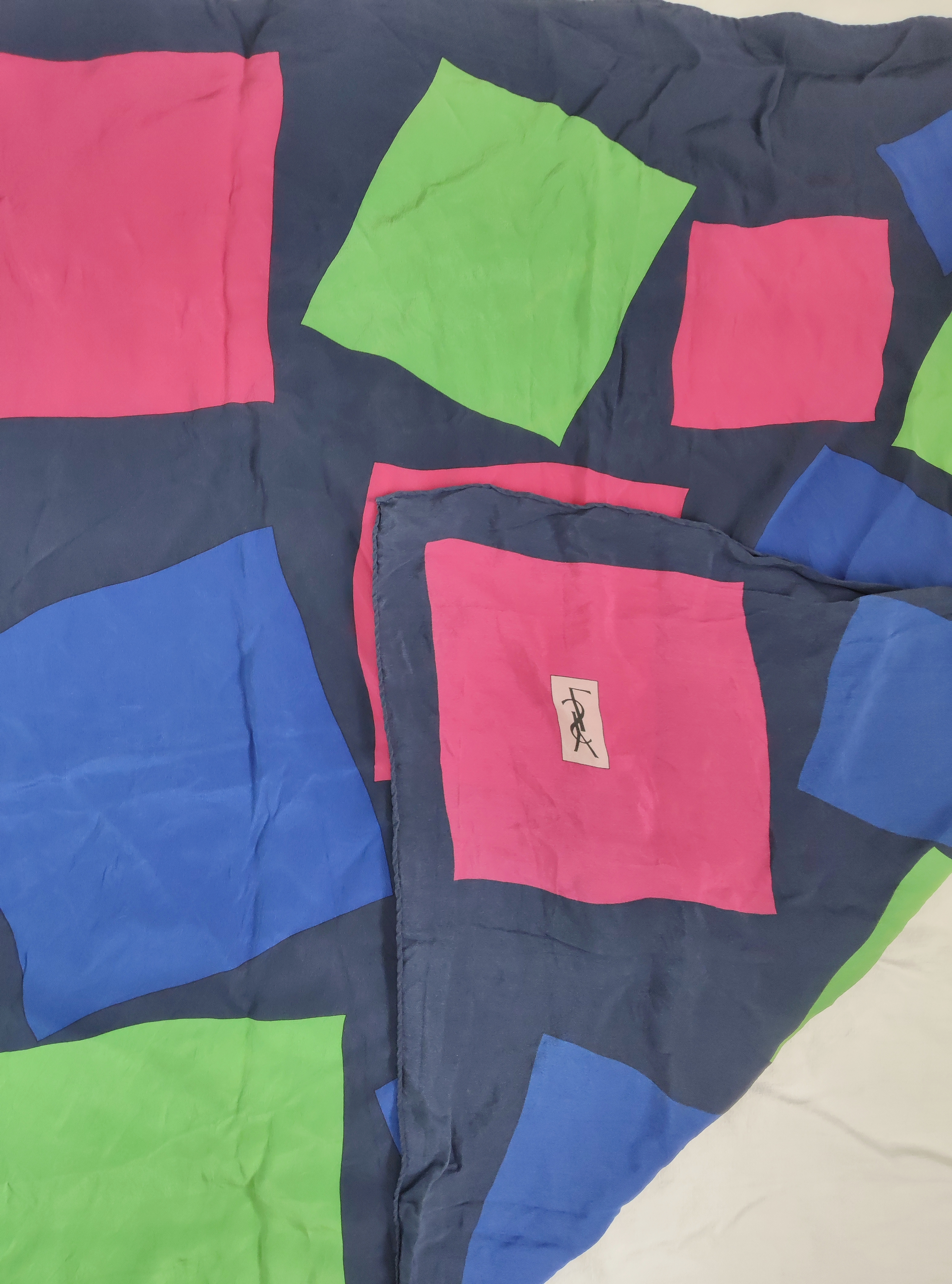 Foulard YSL en soie Yves Saint Laurent vintage 