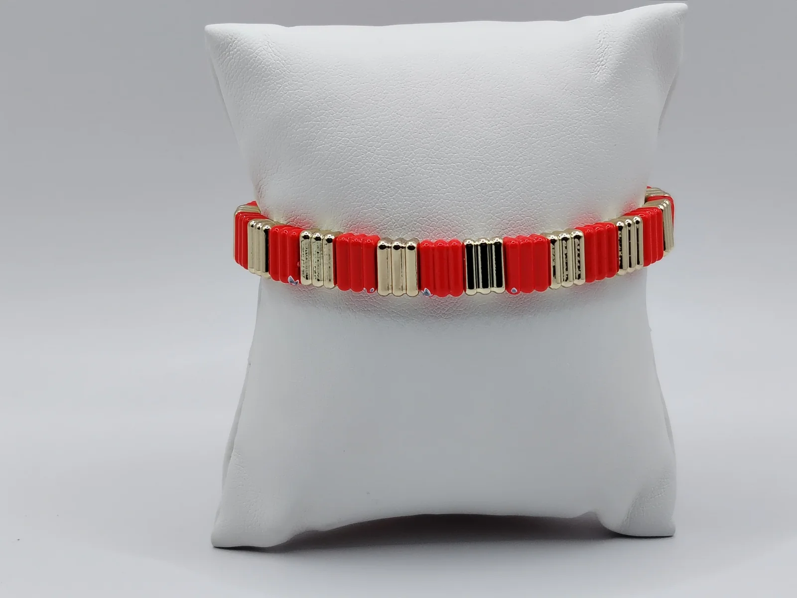 Pulsera de moda roja vibrante con detalles dorado