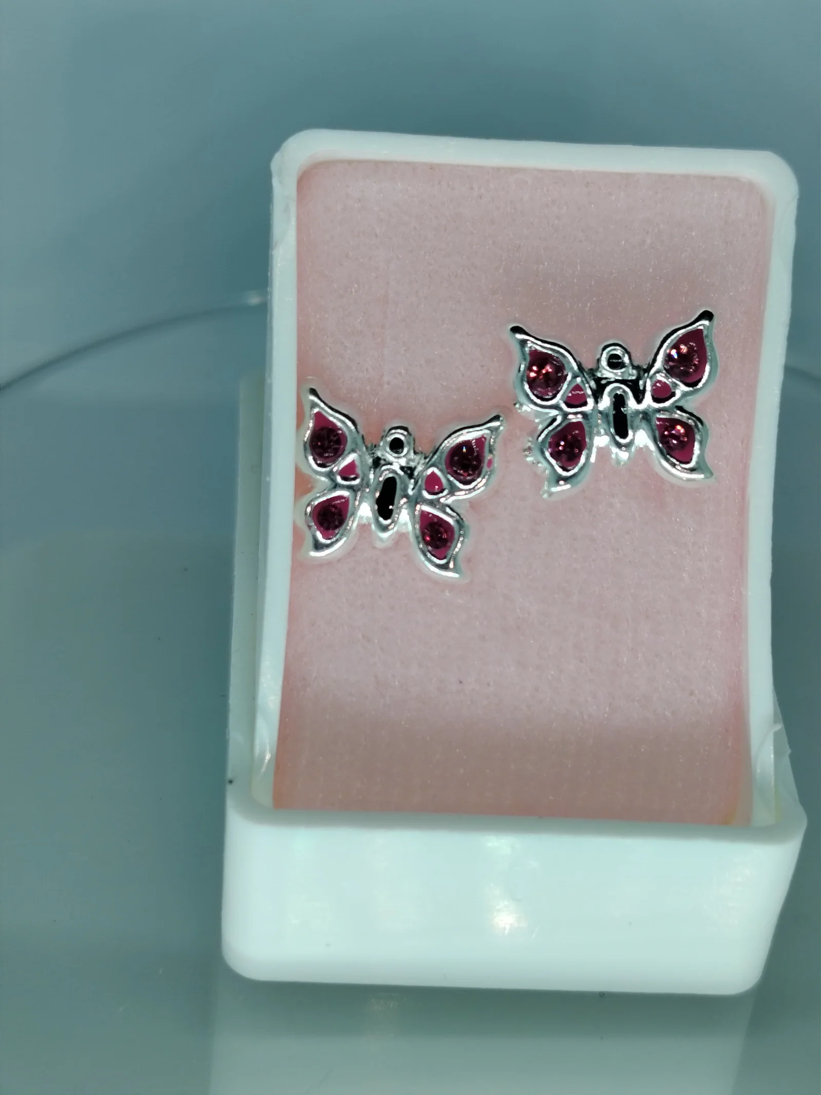 Aretes de mariposa con zirconias rosas