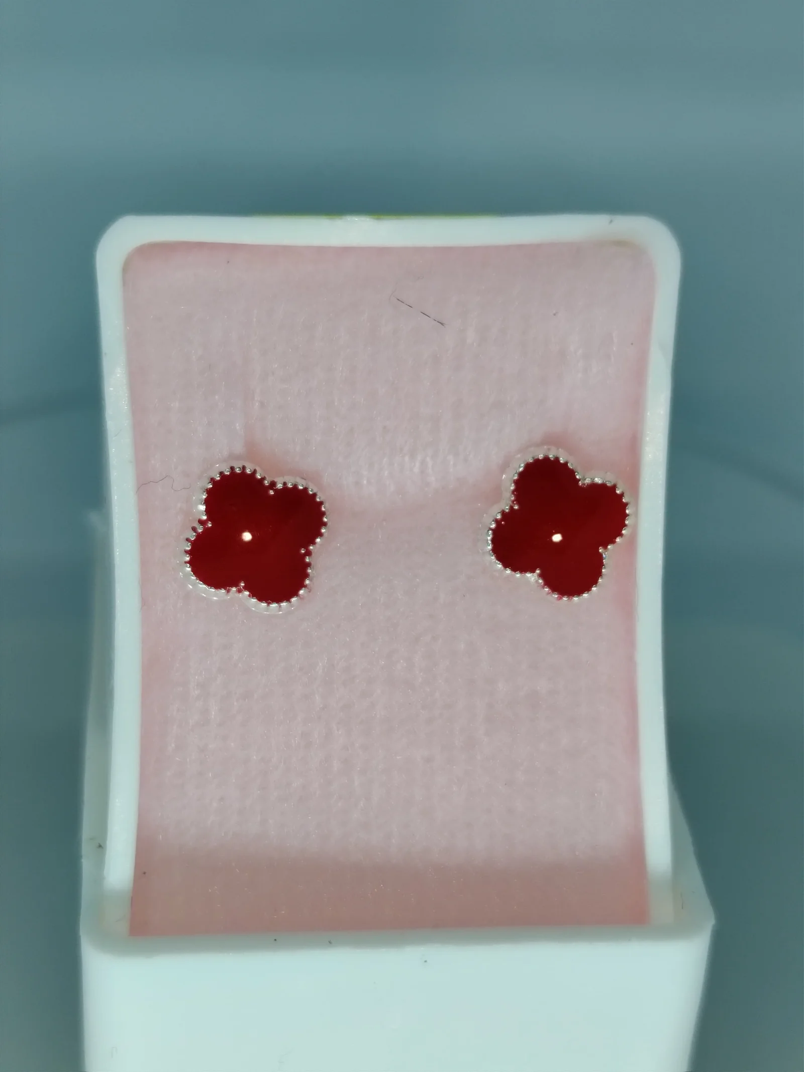 Broquel plata con bolita Van Cleef encapsulado rojo