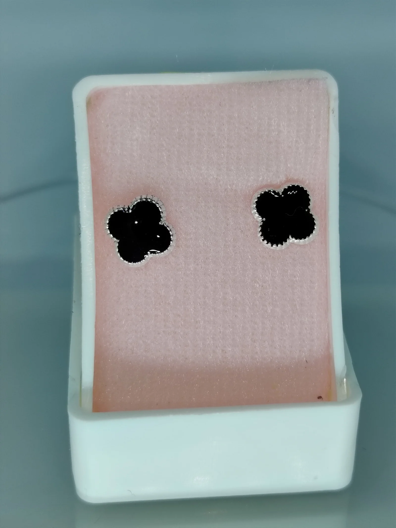 Broquel plata con bolita Van Cleef esmaltado negro