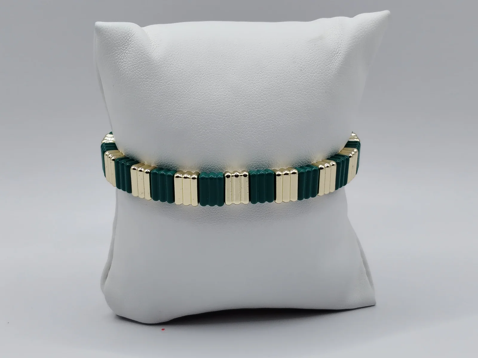 Pulsera de eslabones verdes y dorados