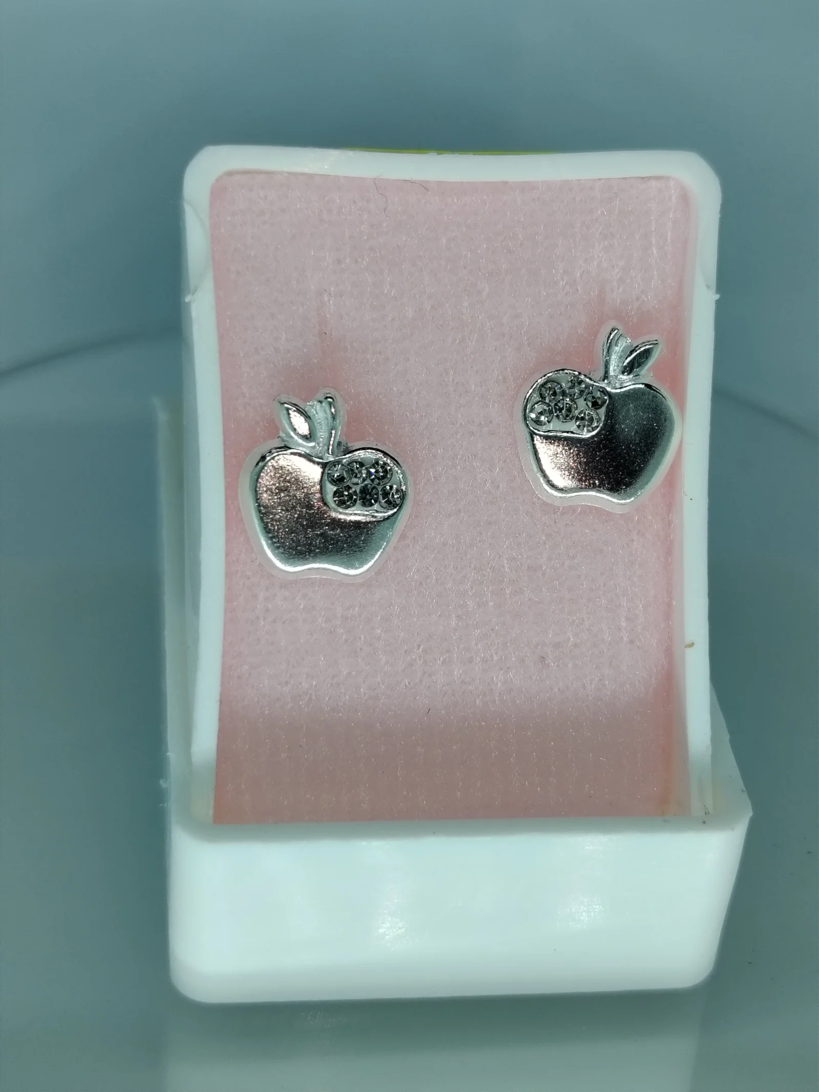 Aretes de manzana plateados con zirconia