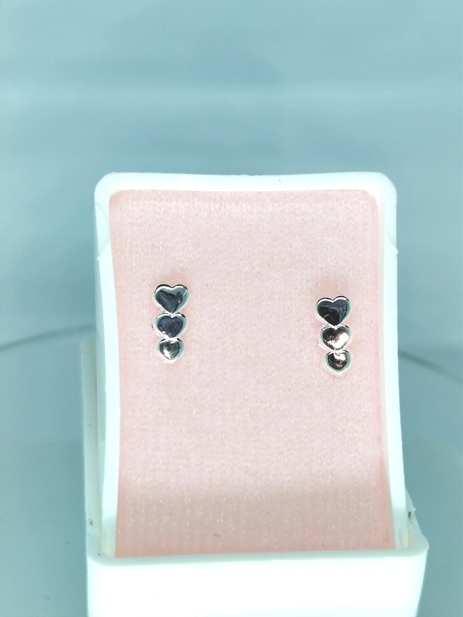 Aretes de corazones plateados