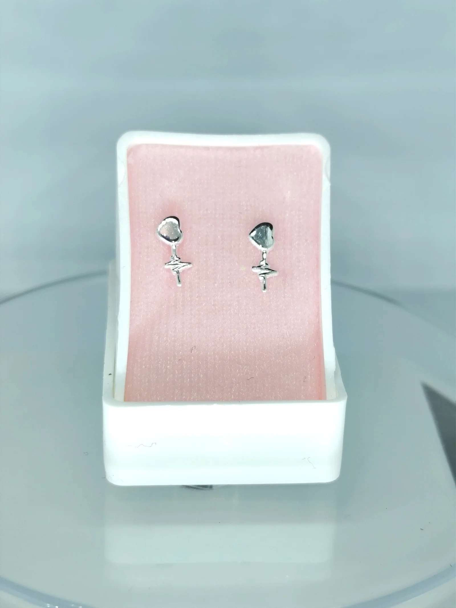 Aretes de plata en forma de corazón