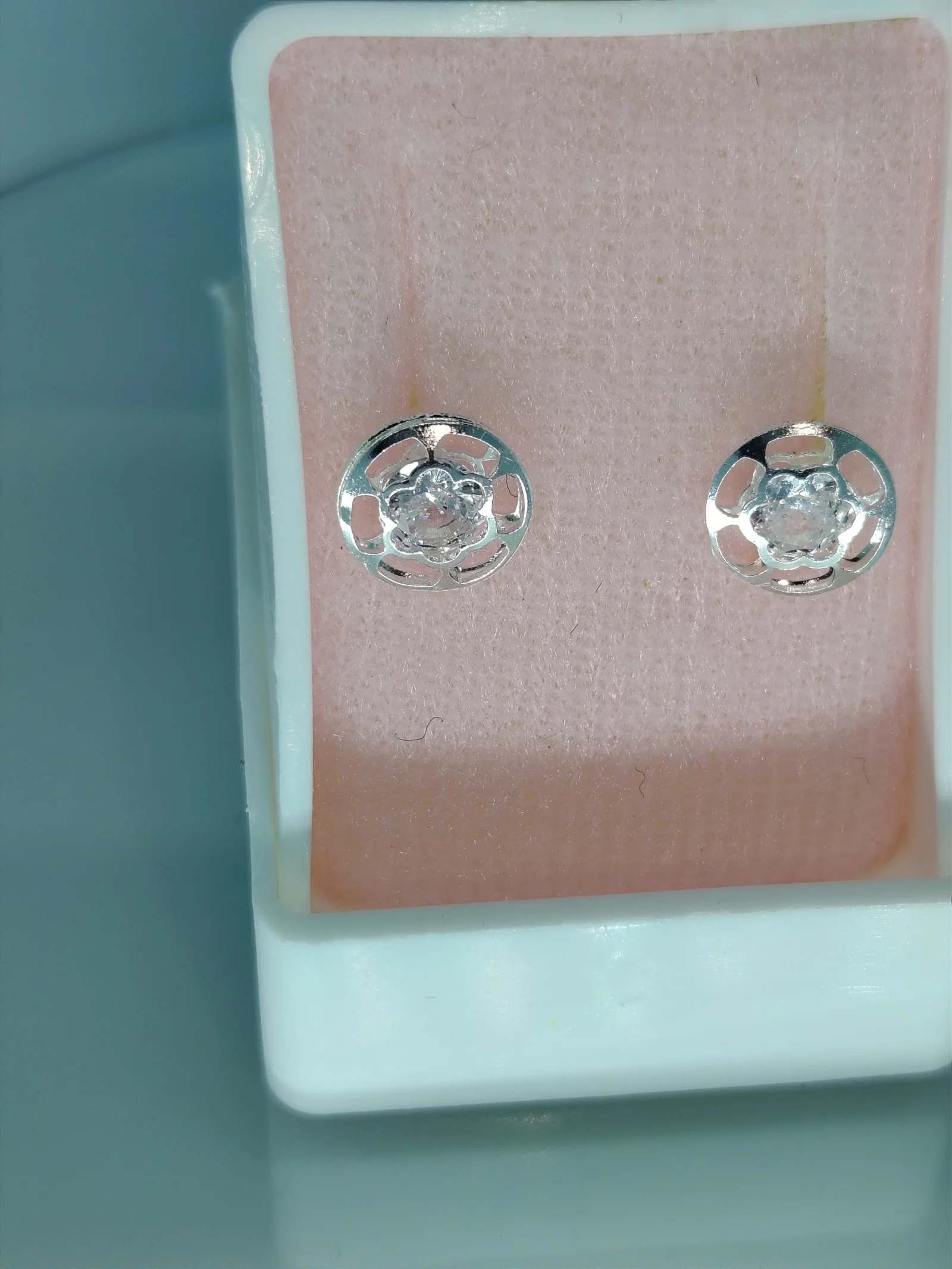 Aretes de plata con diseño de flor con zirconia calada