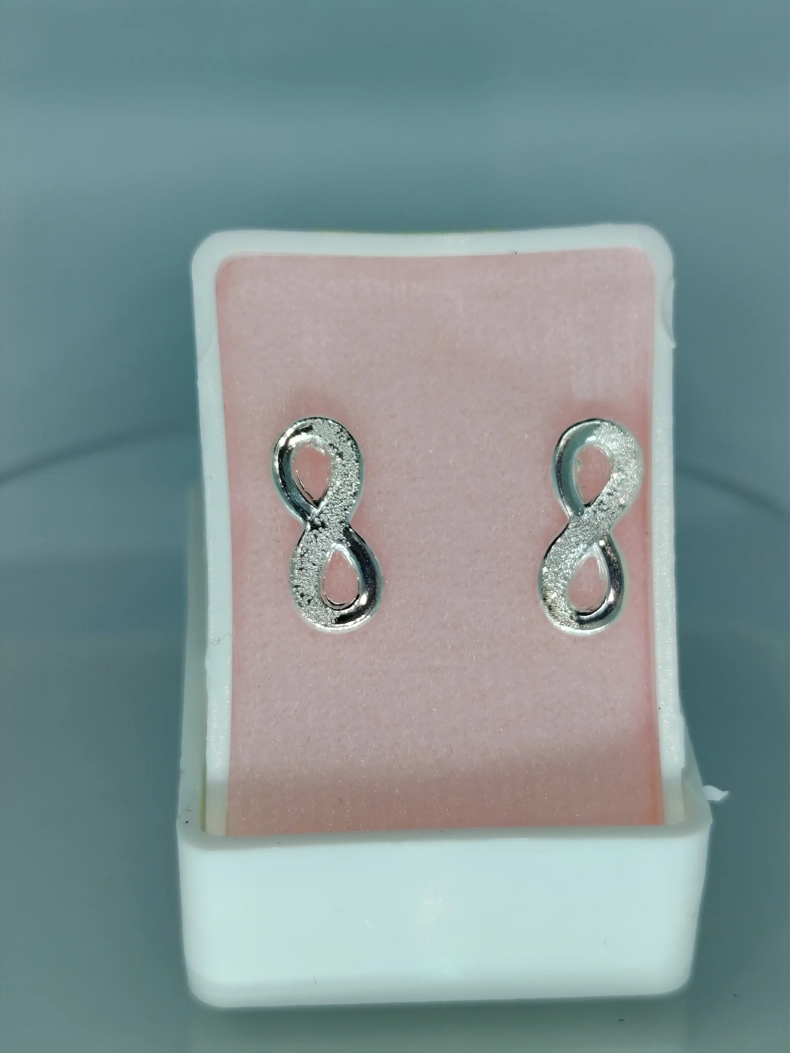 Aretes de plata con diseño de infinito