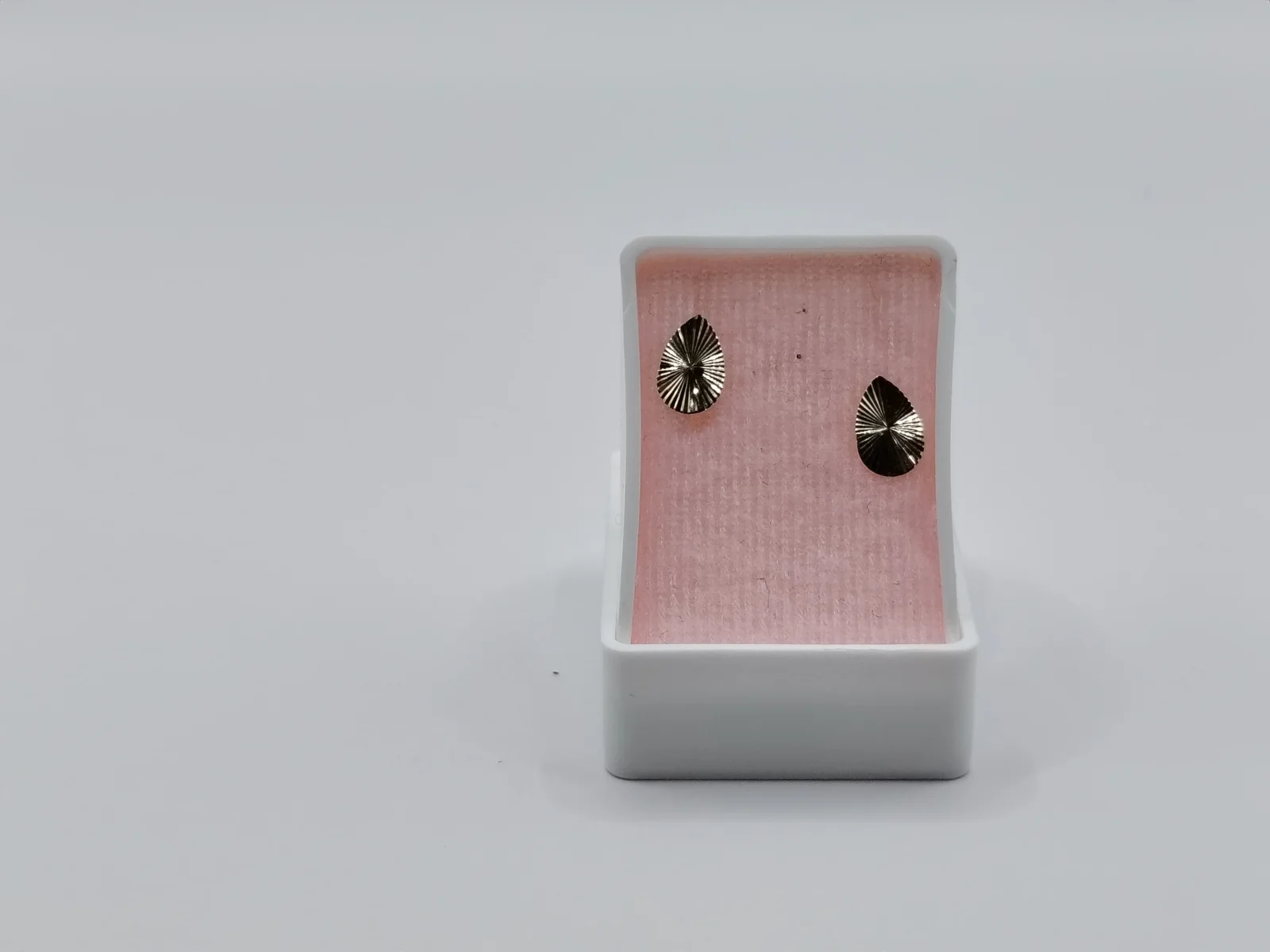 Aretes dorados Oro 10k ojo con zirconia