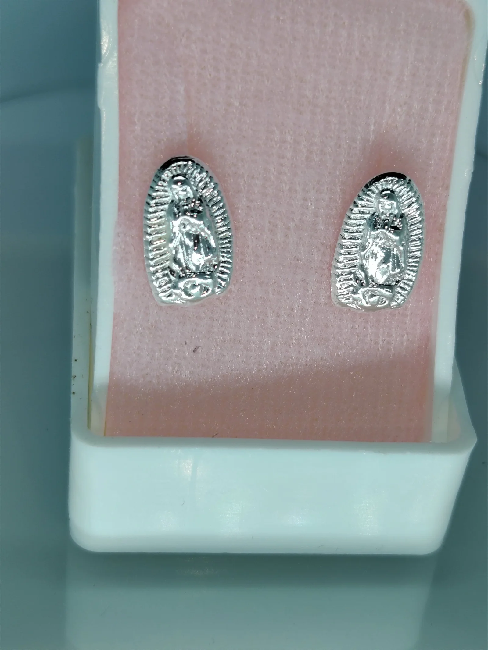 Aretes de plata con Virgen de Guadalupe 