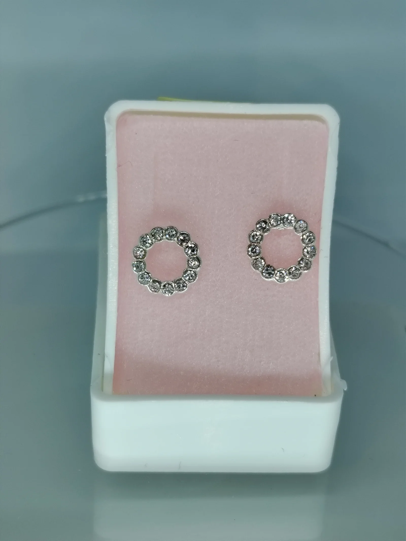 Broquel plata con bolita sapitos con zirconia verde