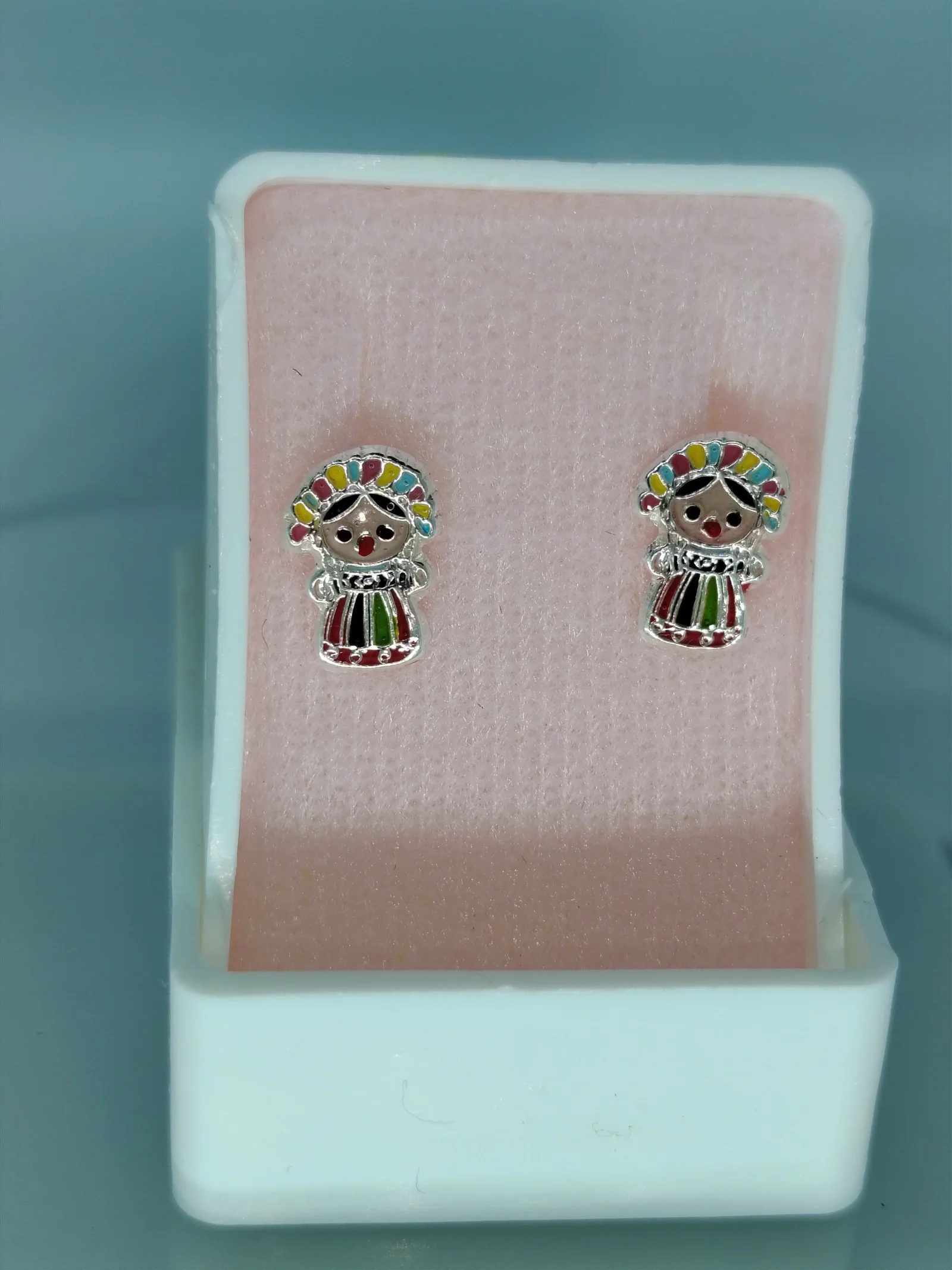 Broquel plata con bolita munequita michoacana esmaltada