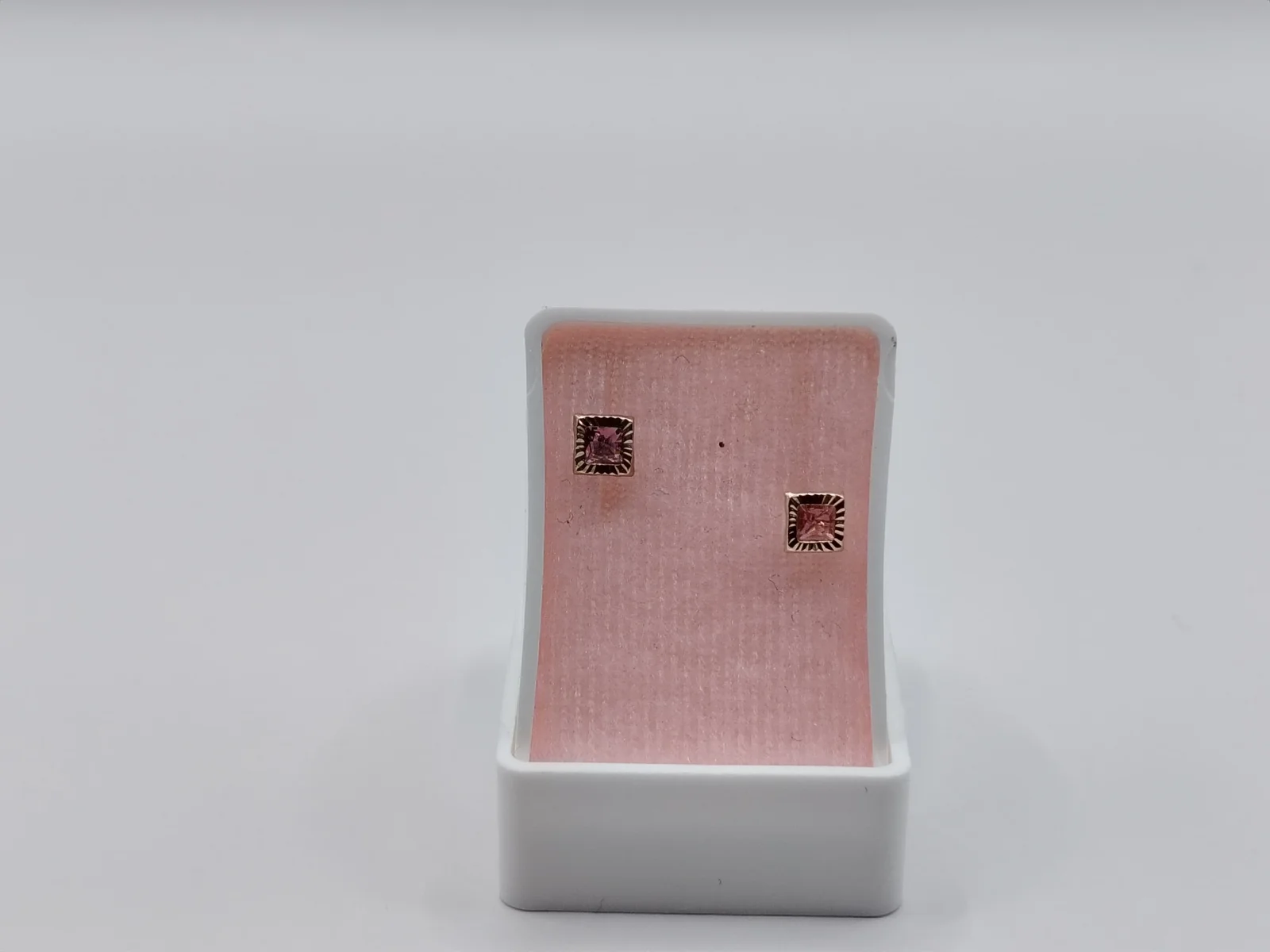 Aretes cuadrados de oro 10 kilates zirconia rosa