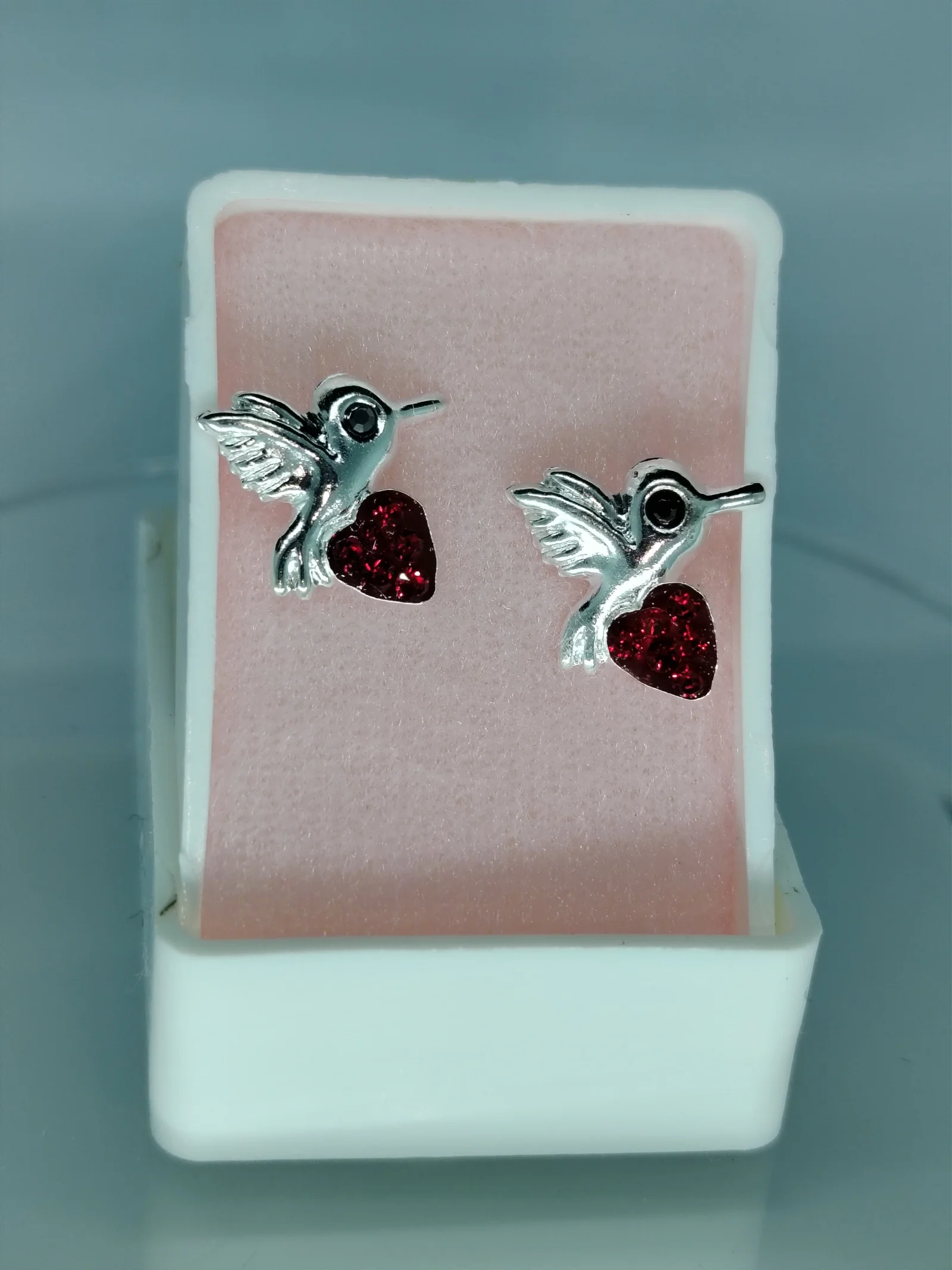 Aretes colibrí con corazón de zirconia roja