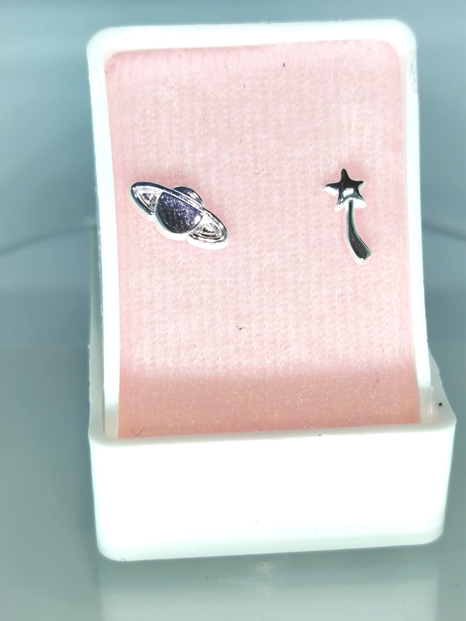 Aretes de planeta y estrella fugaz