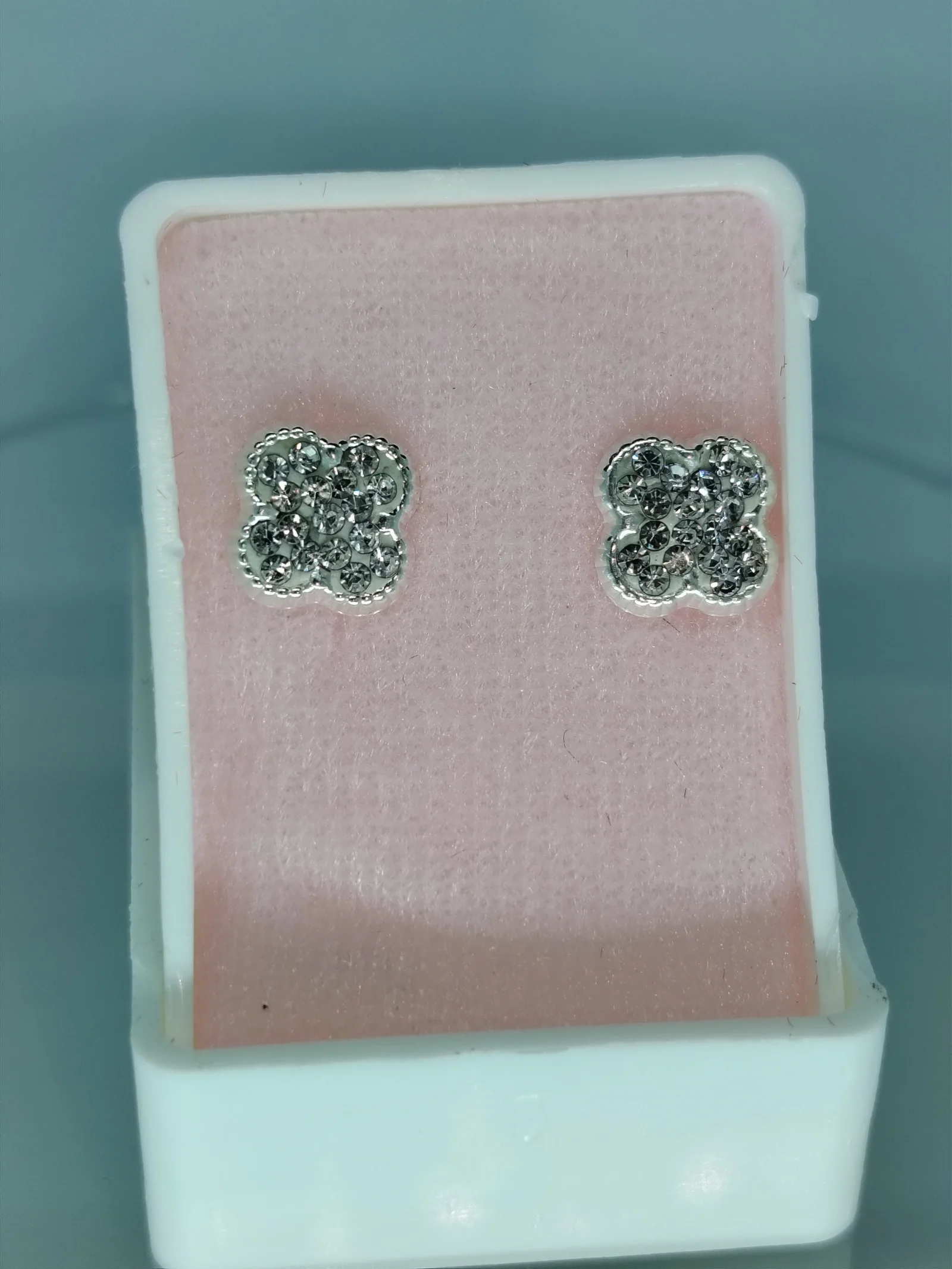 Broquel plata con bolita Van Cleef cubierto con zirconia