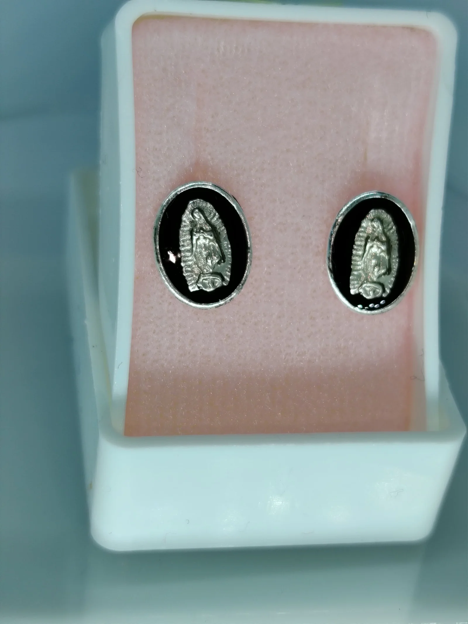 Broquel plata con bolita virgen de Guadalupe encapsulada con color