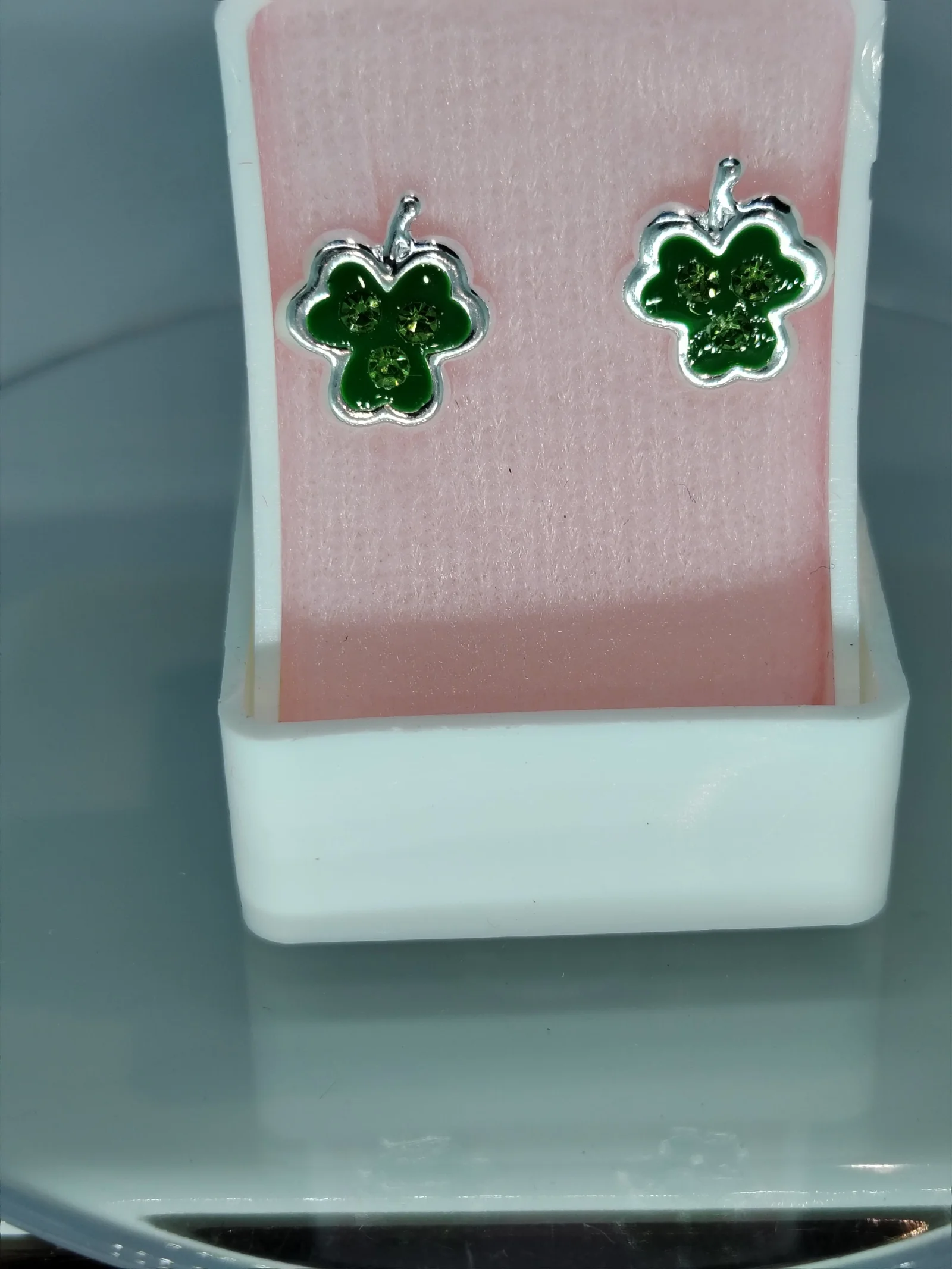 Broquel plata con bolita trebol esmaltado verde con zirconia