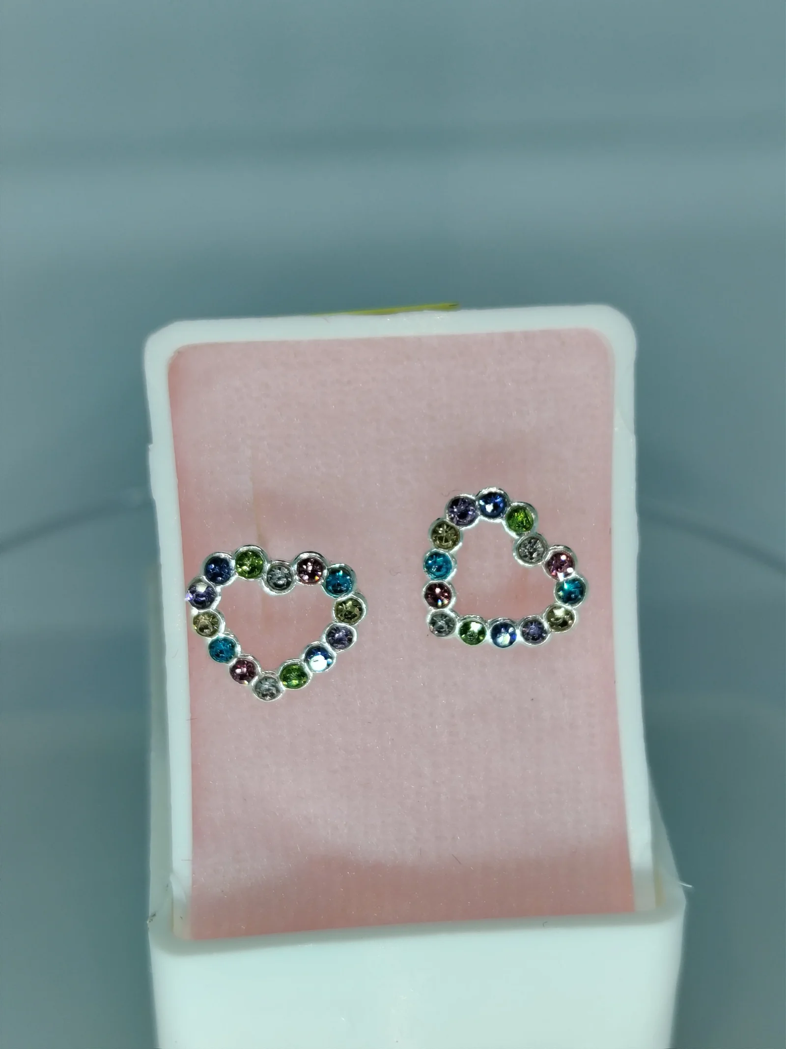 Broquel plata con bolita corazon con zirconias de colores